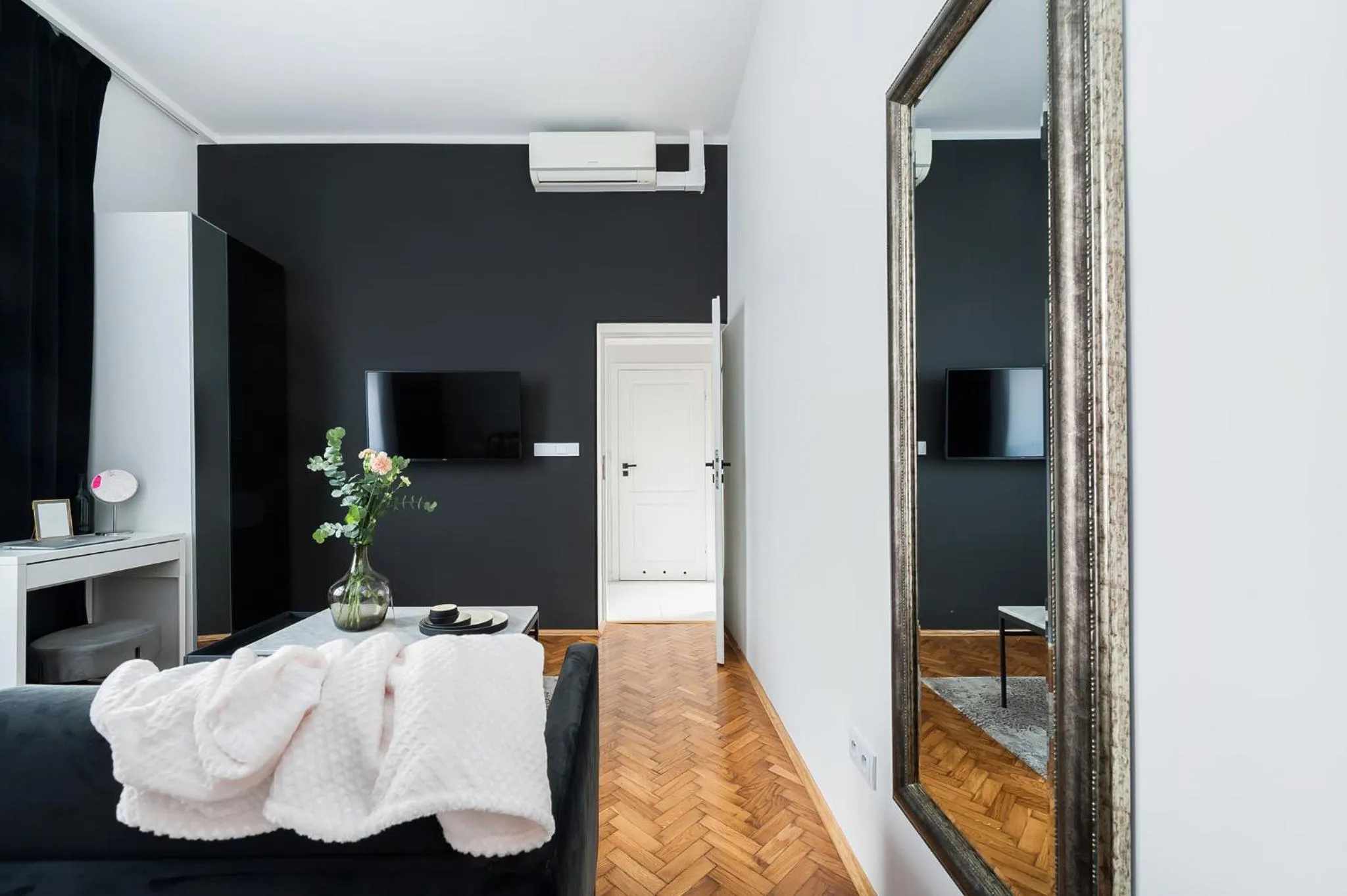 TV and multimedia, Bed in Crystal House II - LoftAffair Collection