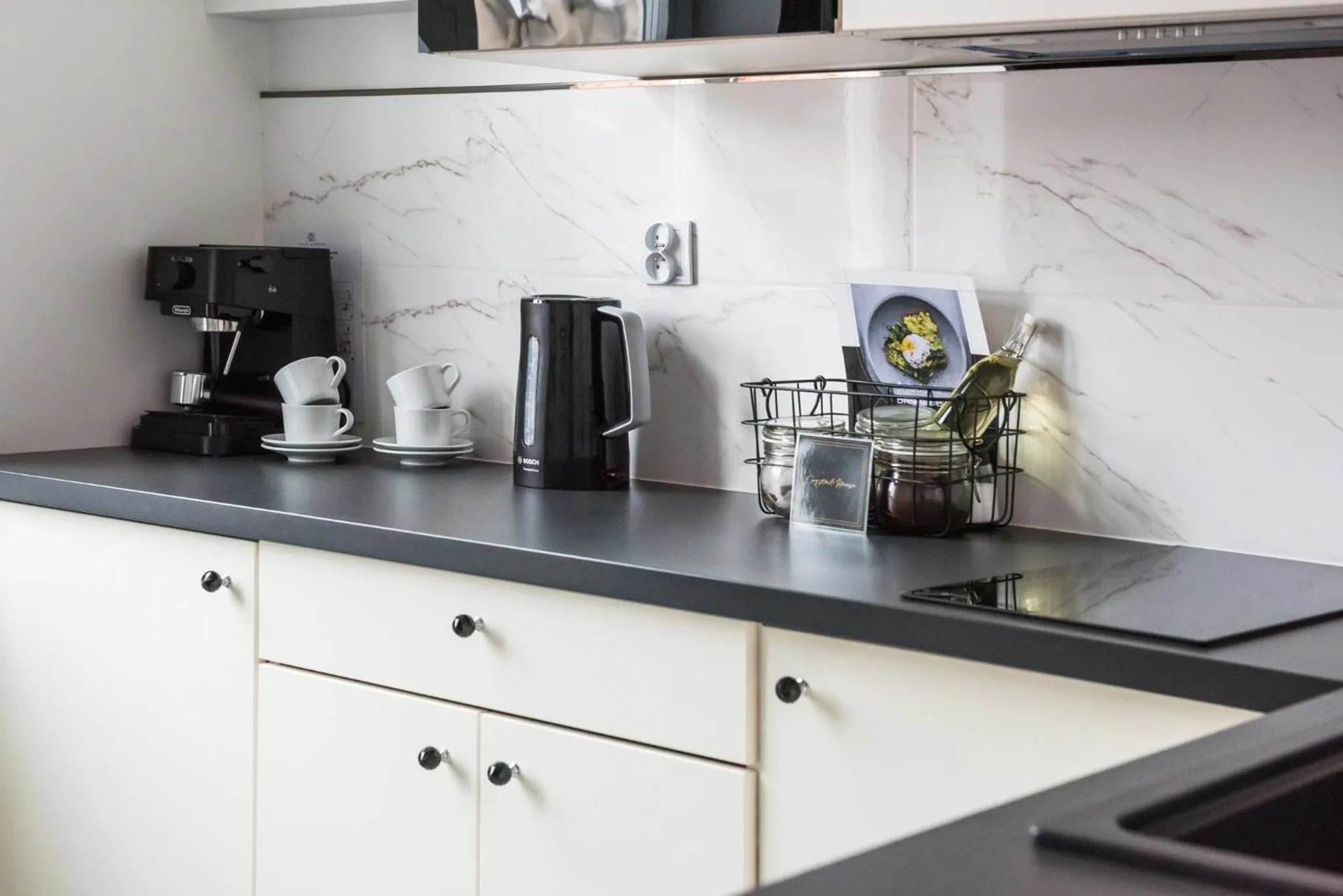 Coffee/tea facilities in Crystal House II - LoftAffair Collection