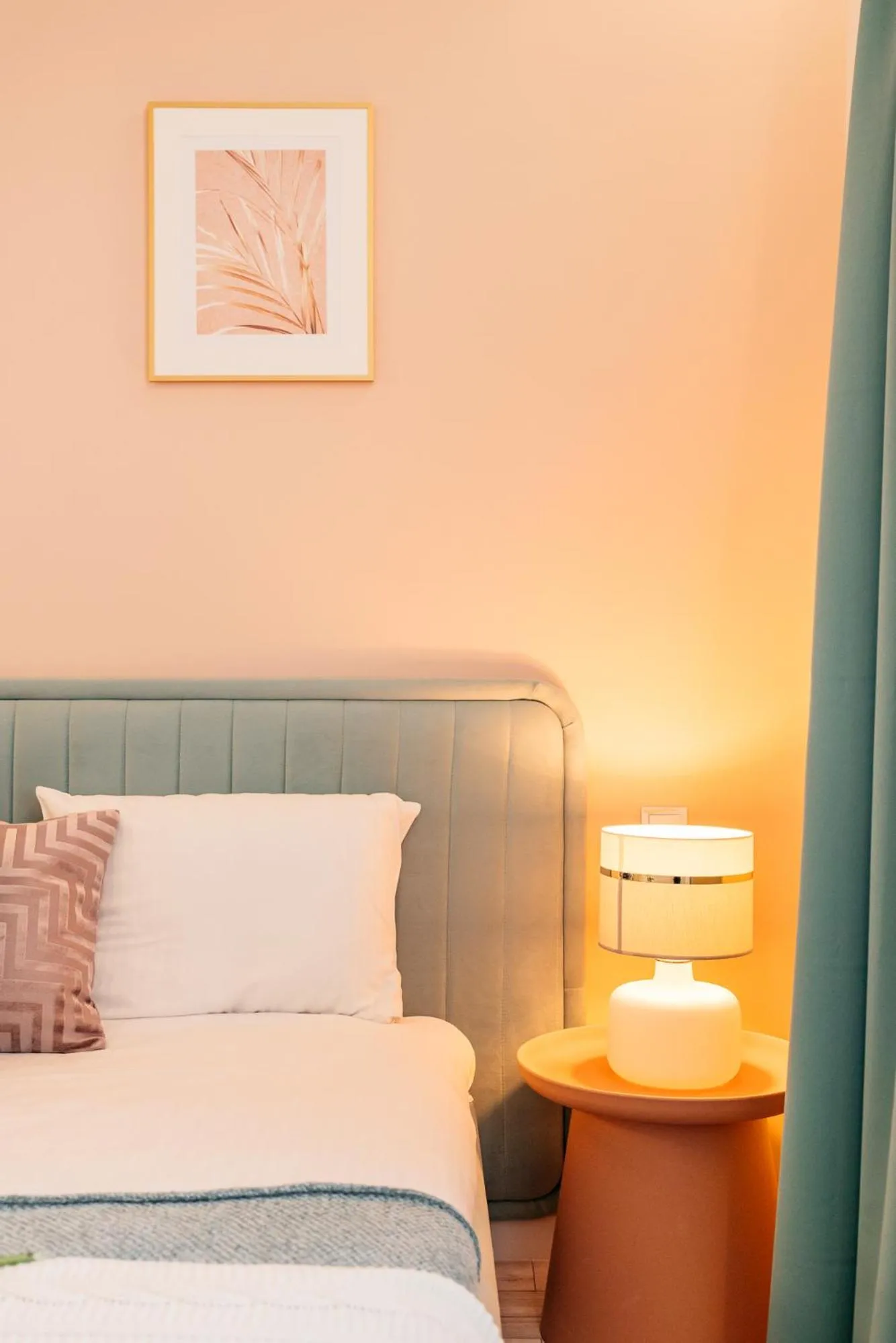 Bed in Crystal House II - LoftAffair Collection