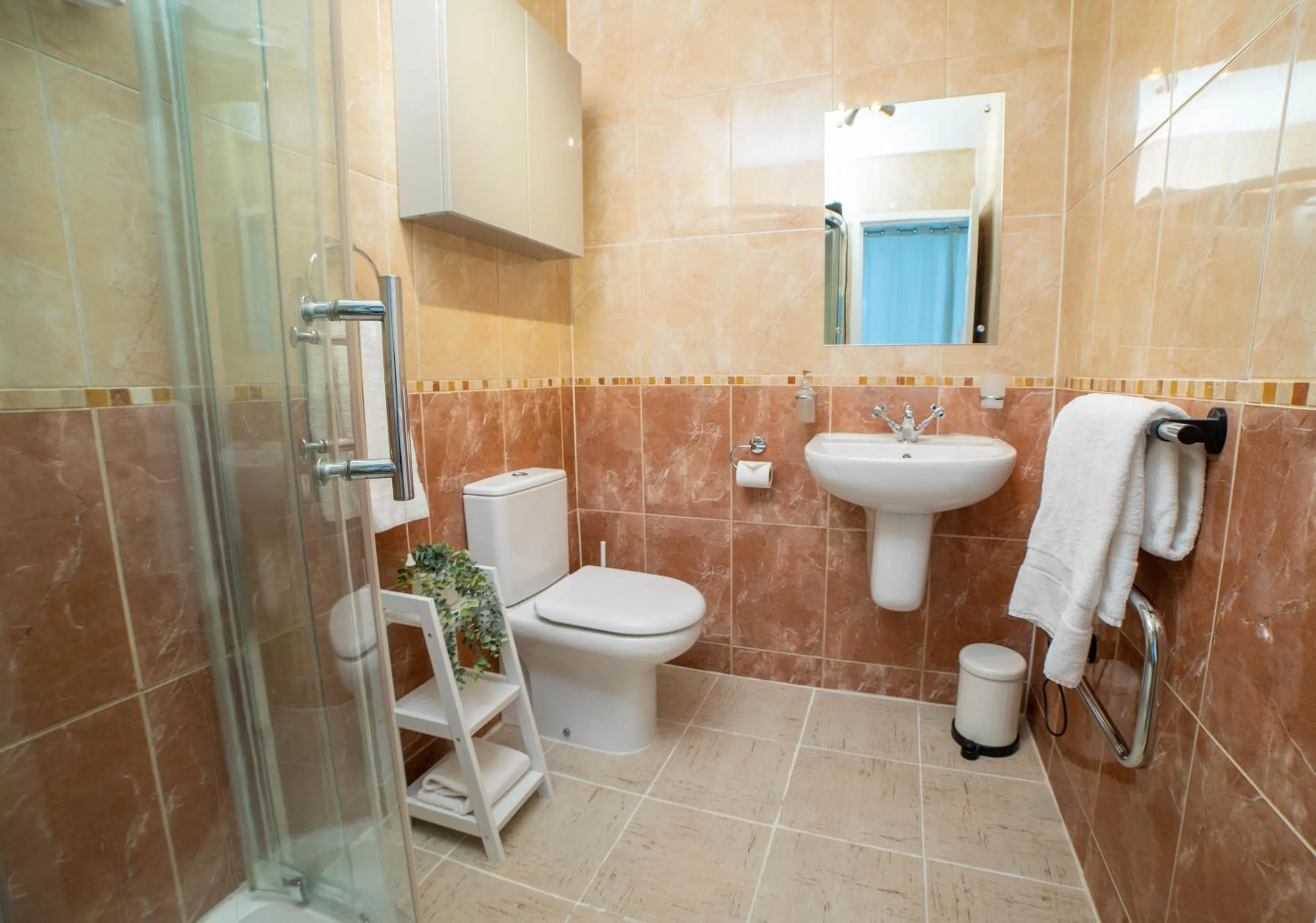 Bathroom in Vibrant City Centre - KING Bed, Entire Apartment