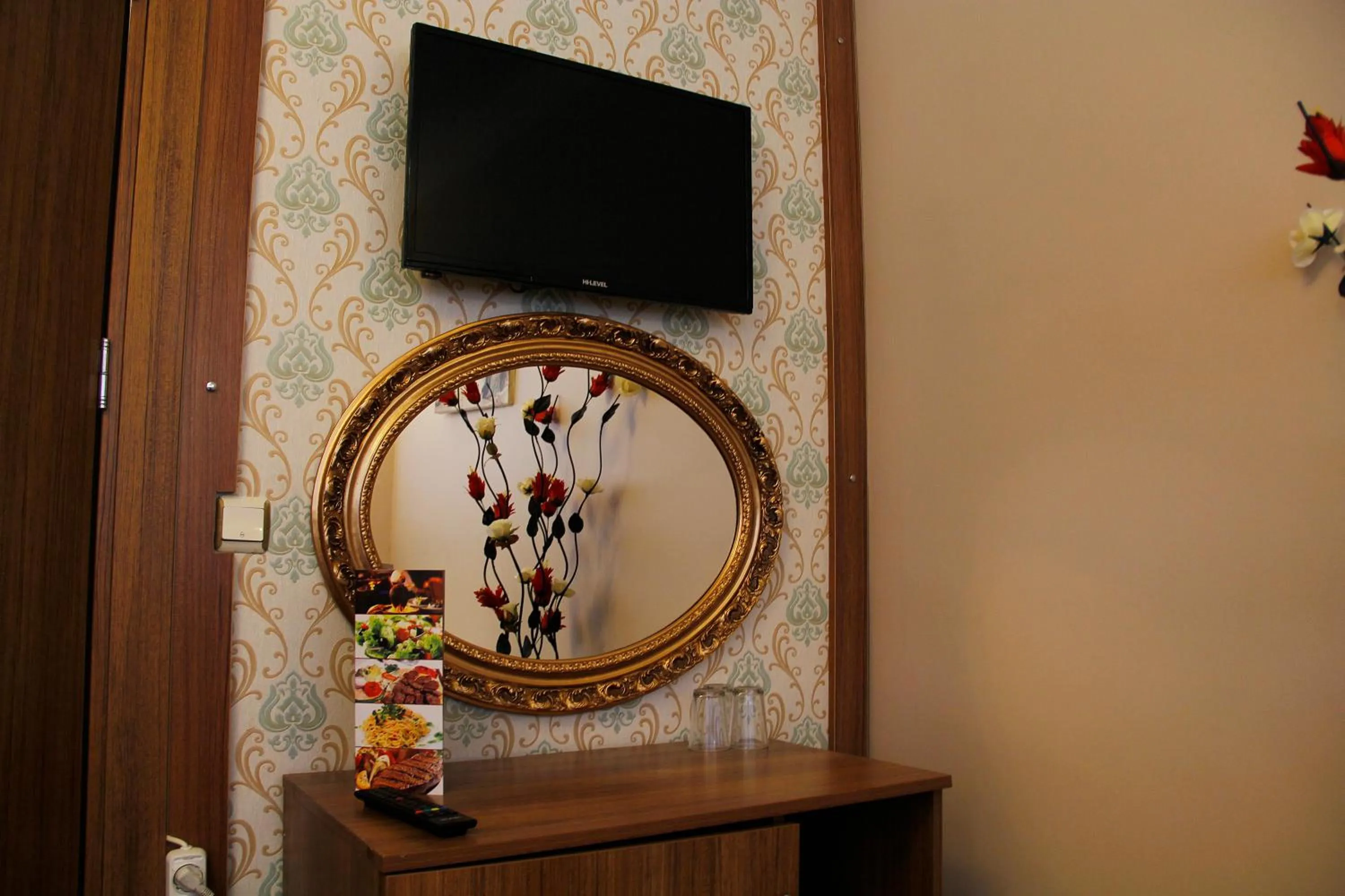 Communal lounge/ TV room in GROSS HOTEL