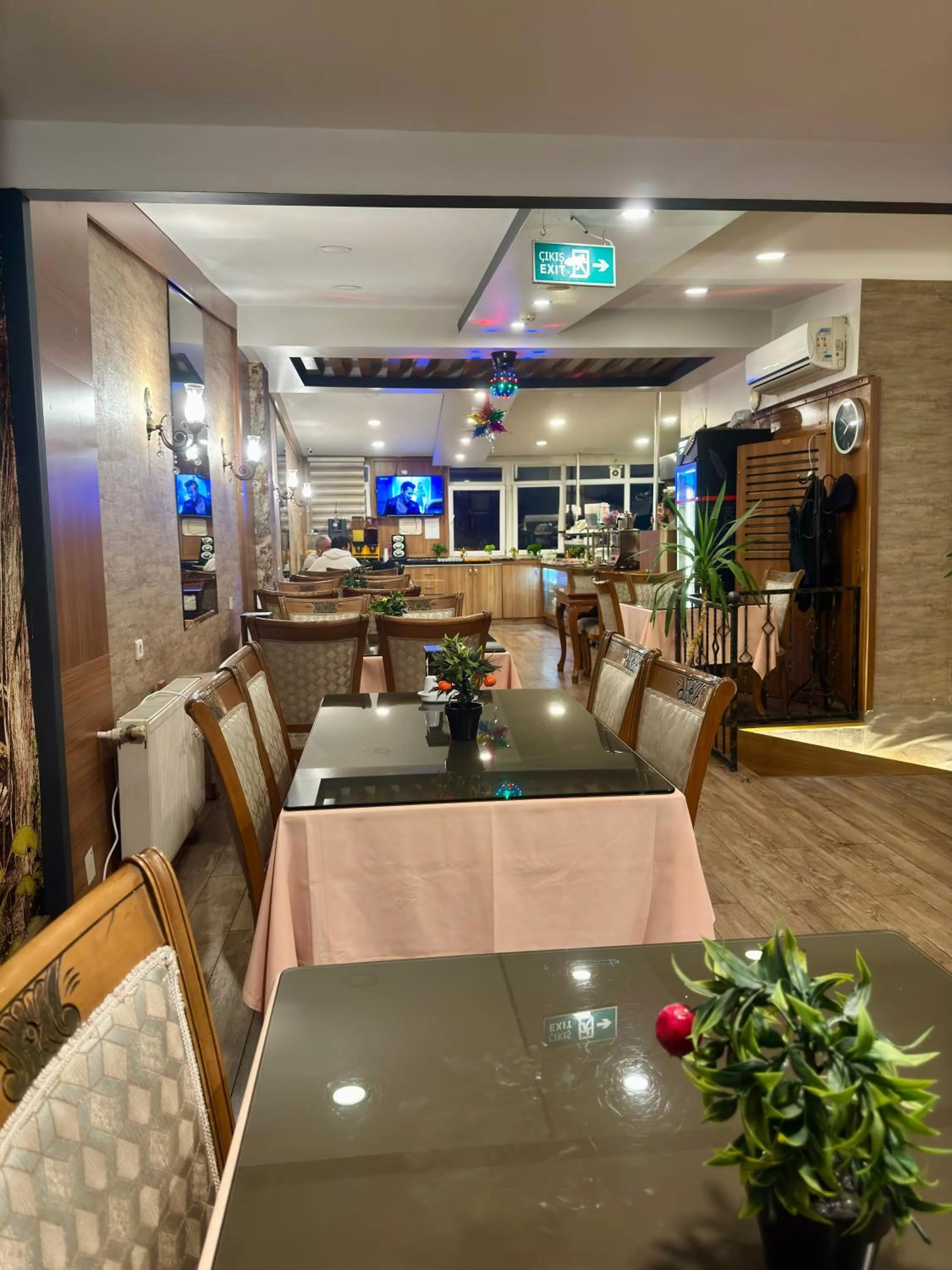 Restaurant/places to eat in GROSS HOTEL