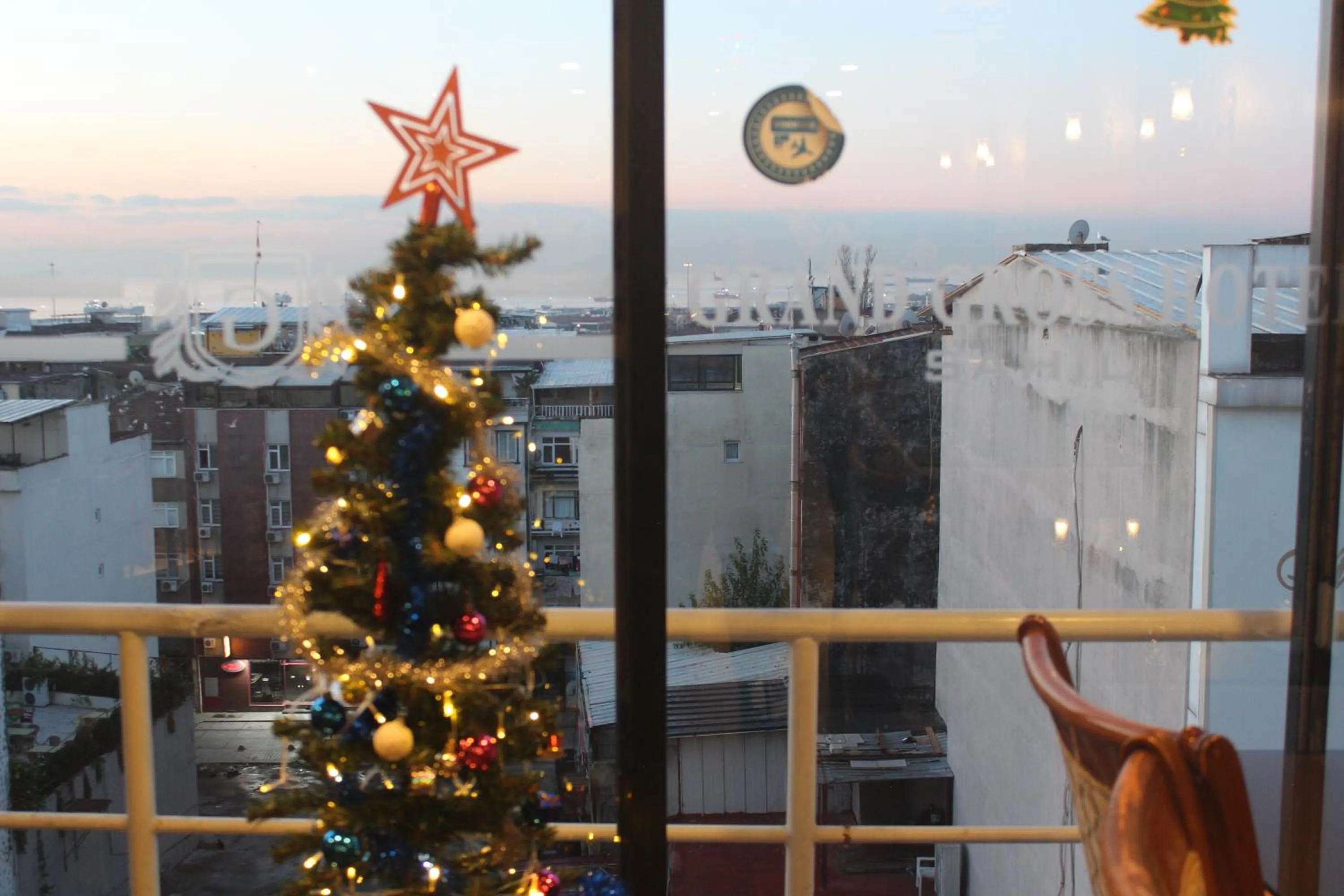 Communal lounge/ TV room in GROSS HOTEL