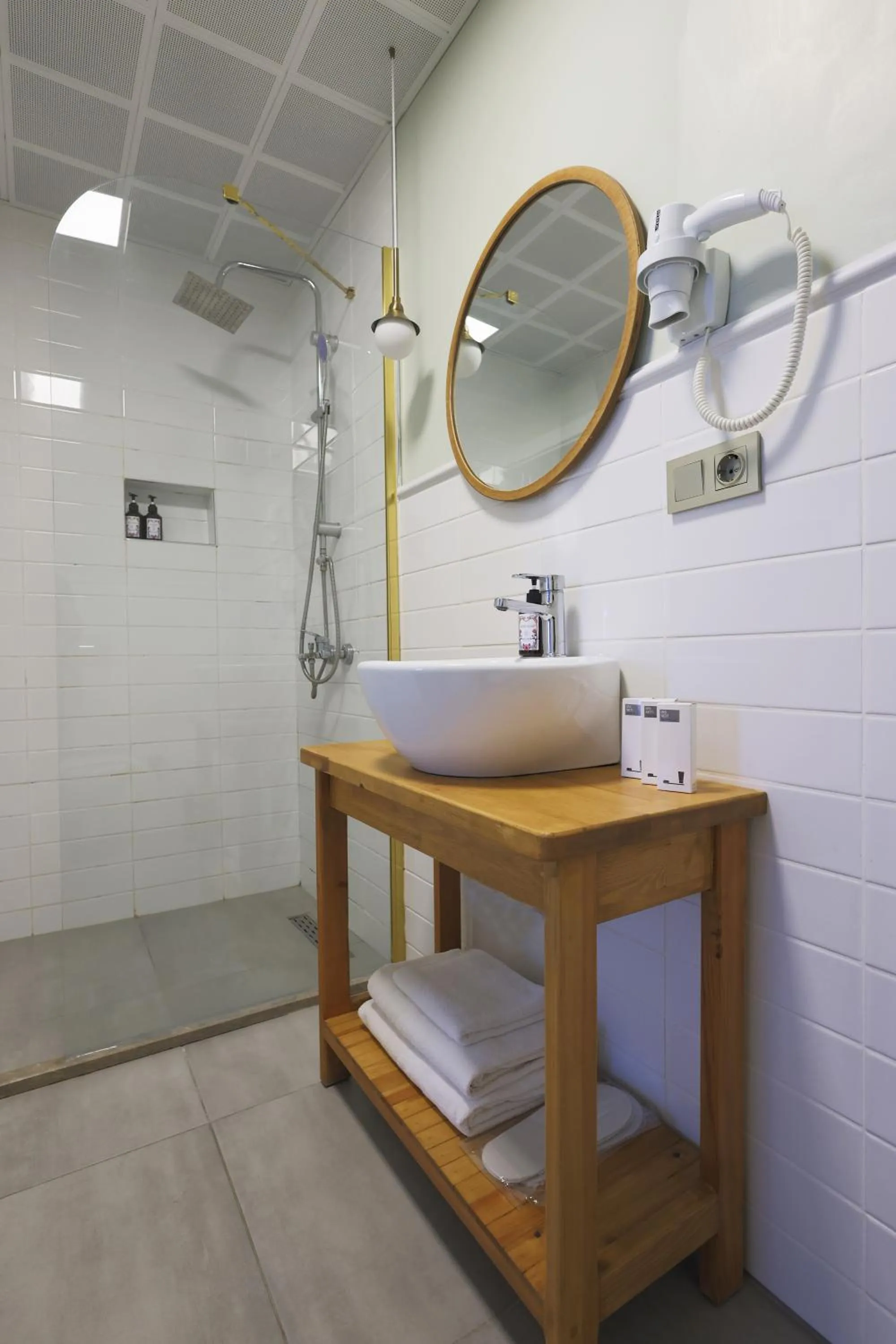 Shower in Meshk Airport Hotel