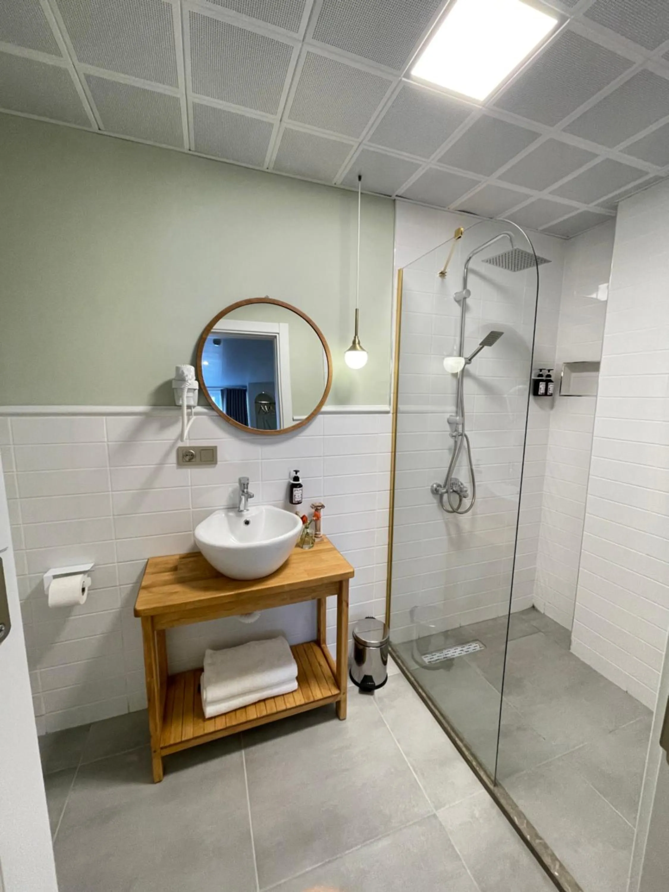 Shower in Meshk Airport Hotel