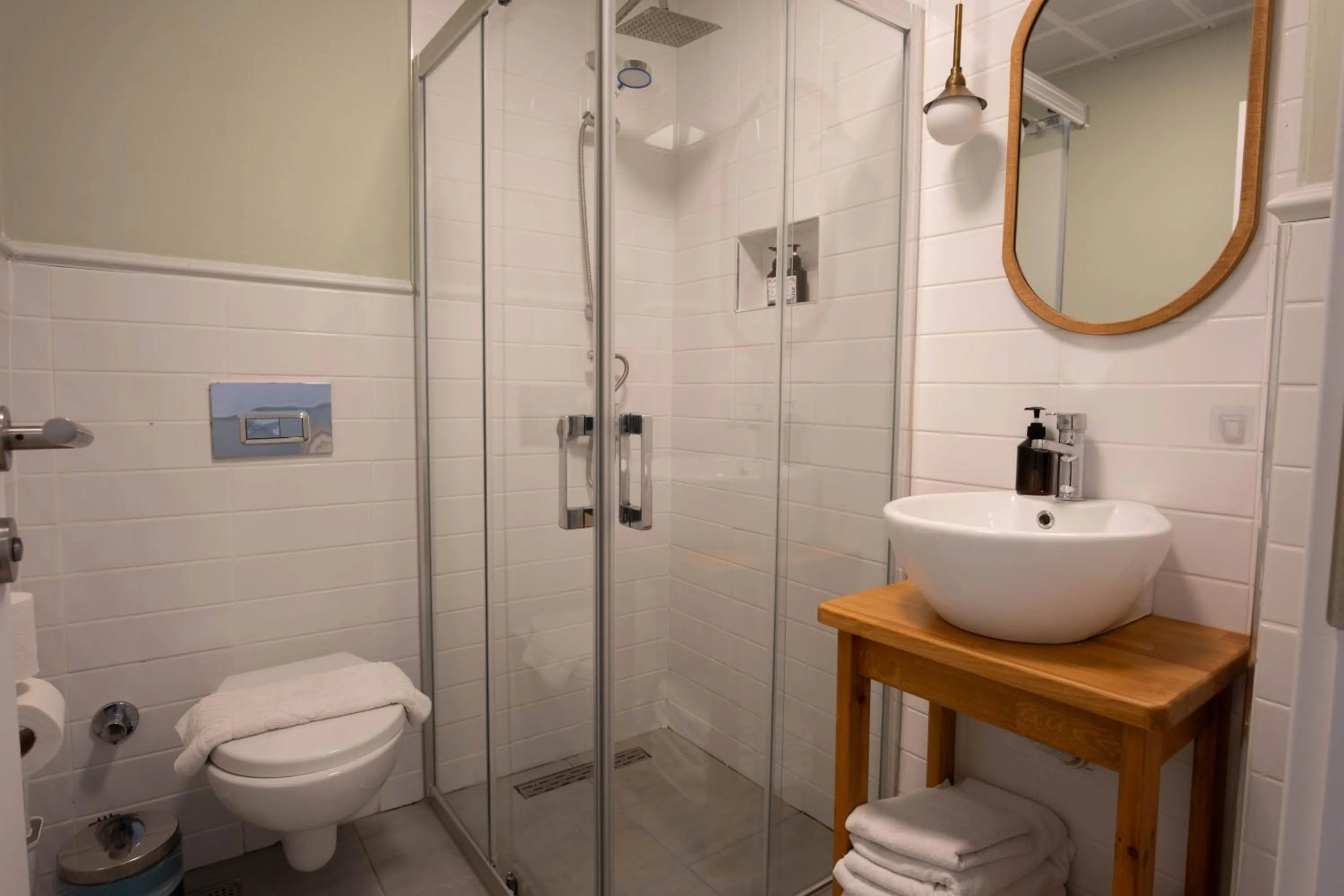 Shower in Meshk Airport Hotel