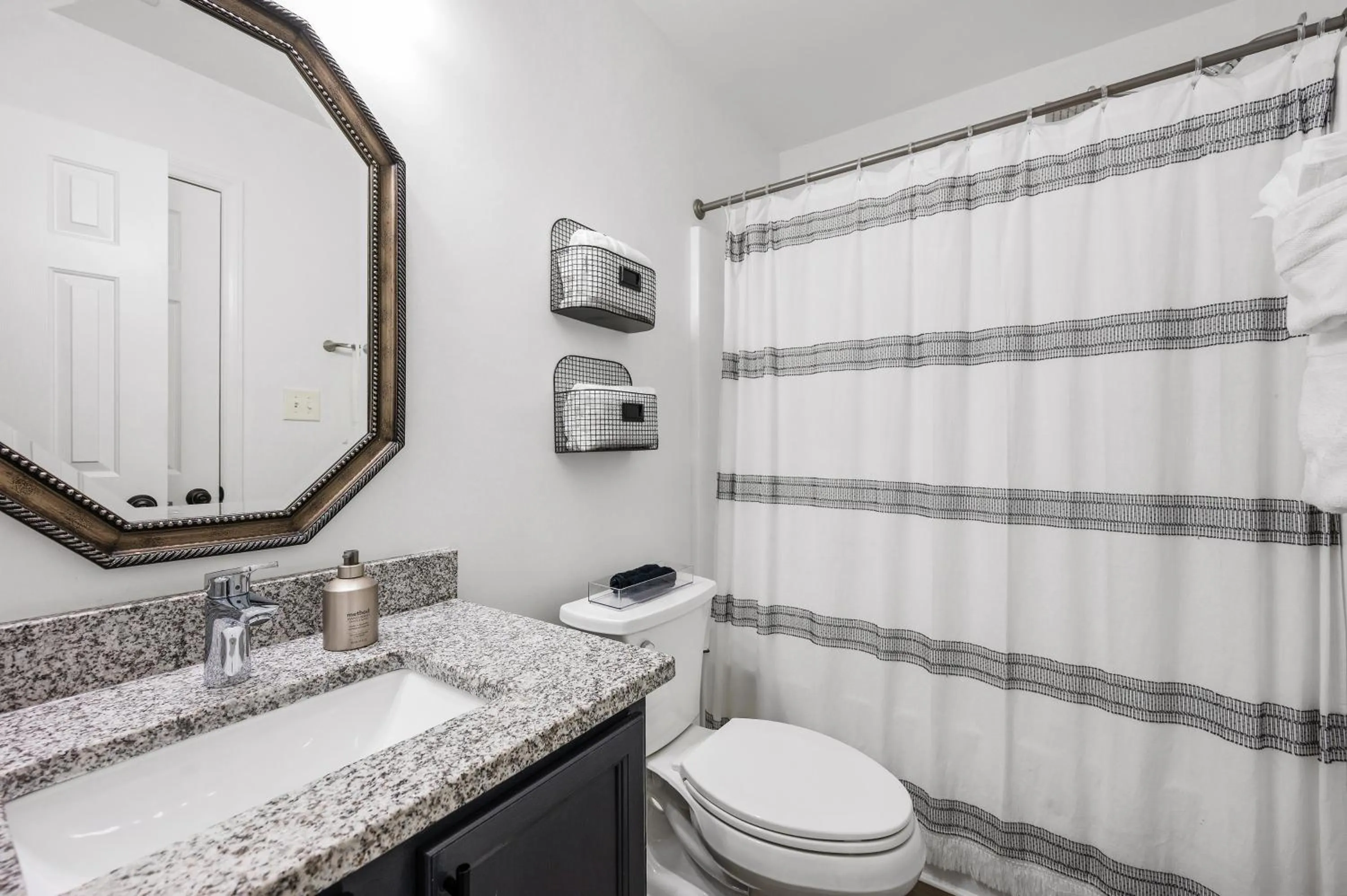 Shower in DTPrivacy*KidsFriendly*PetFriendly*300M*Walkable