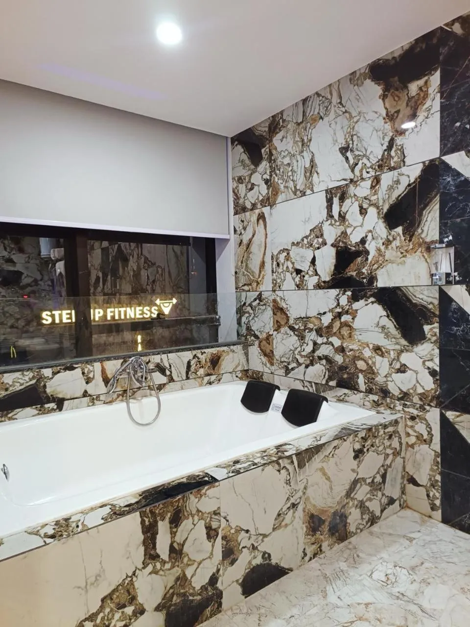 Bath in HOTEL THE PARKER INN By KBNT GROUP