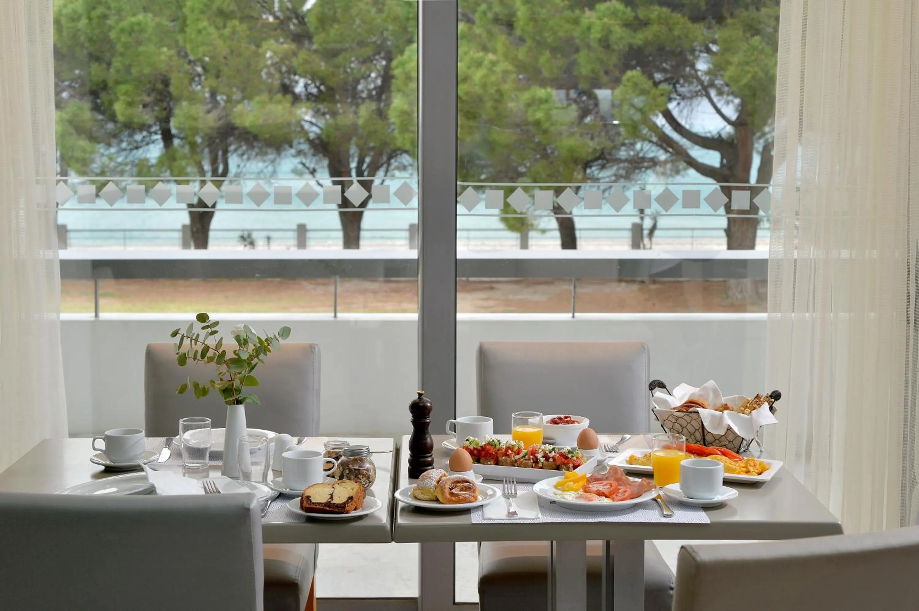 Restaurant/places to eat in Airotel Achaia Beach