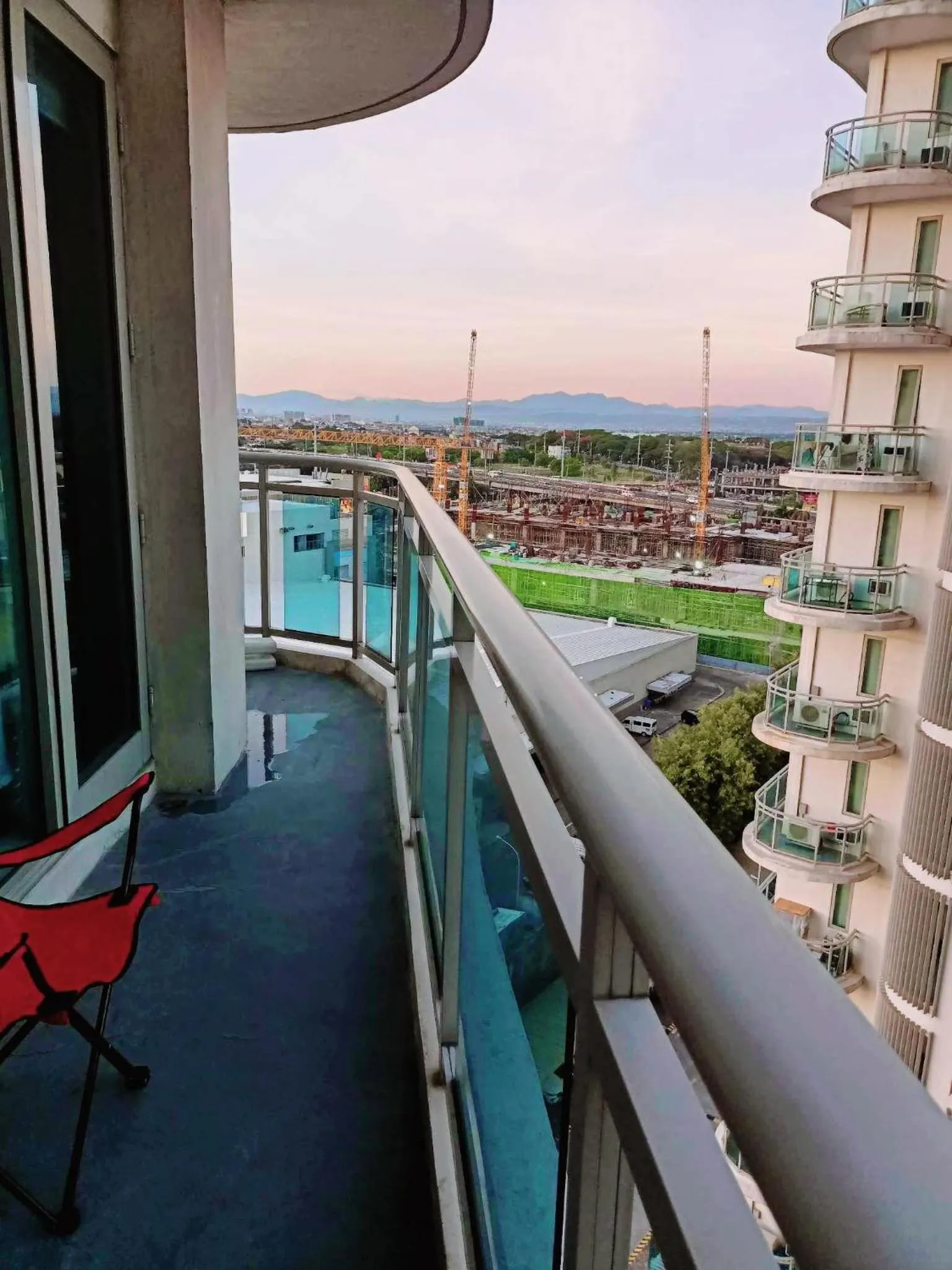 Azure Urban Resort with WIFI and Netflix