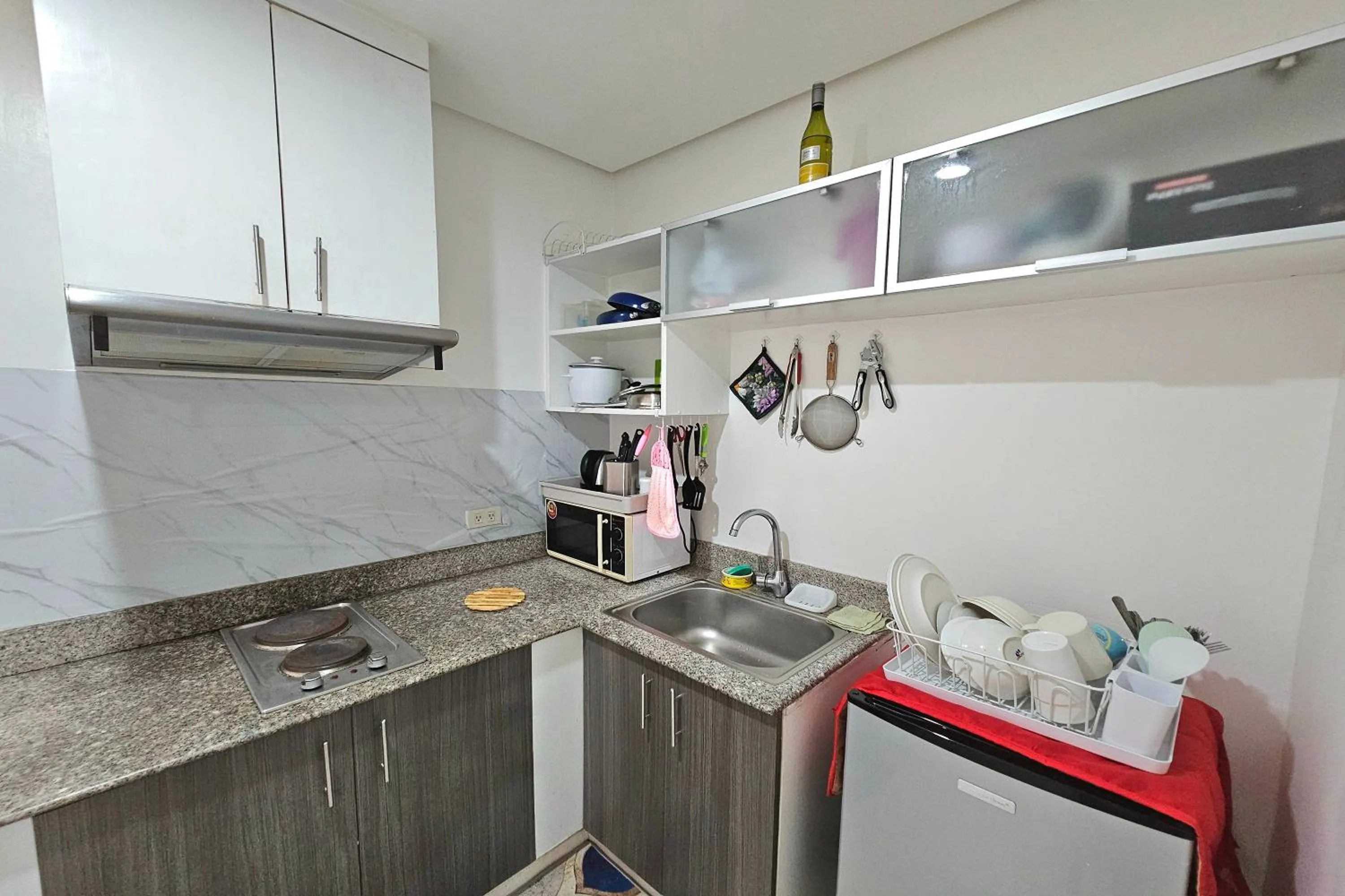 Kitchen or kitchenette in Birchtower by Jeizel Manila City