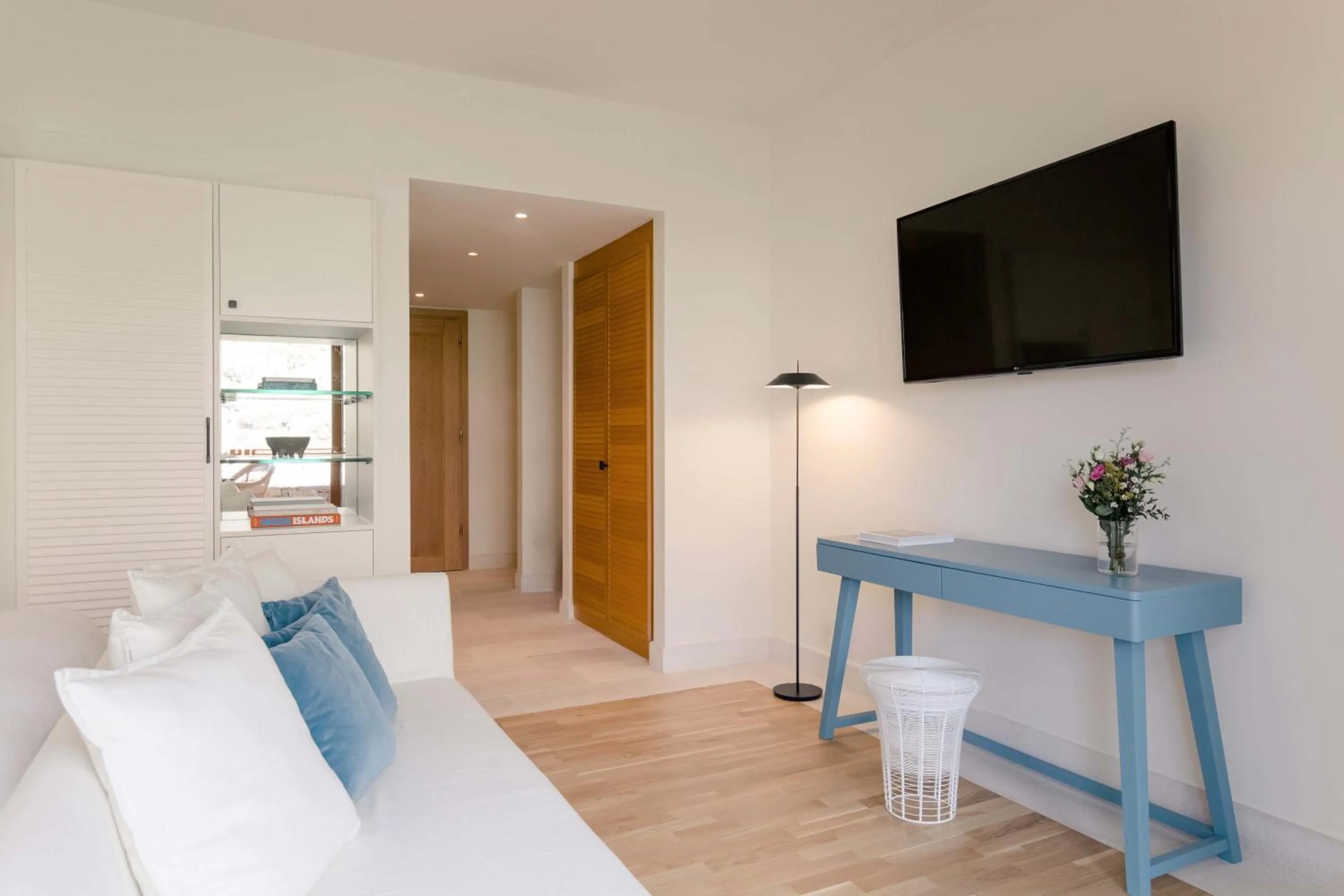 Living room, Bed in Phāea Blue - Small Luxury Hotels of the World