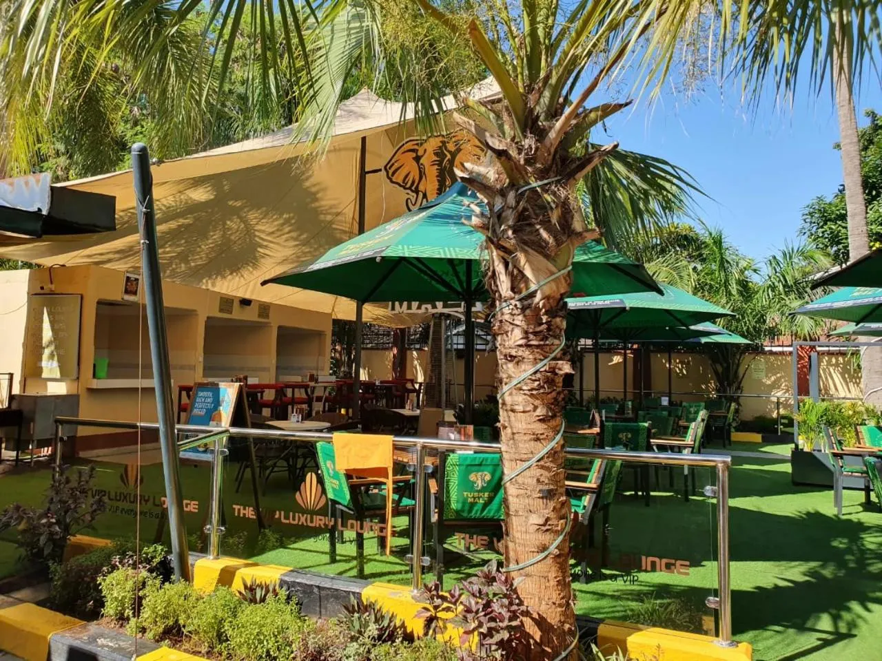 Restaurant/places to eat in The VIP Luxury Lounge Hotel