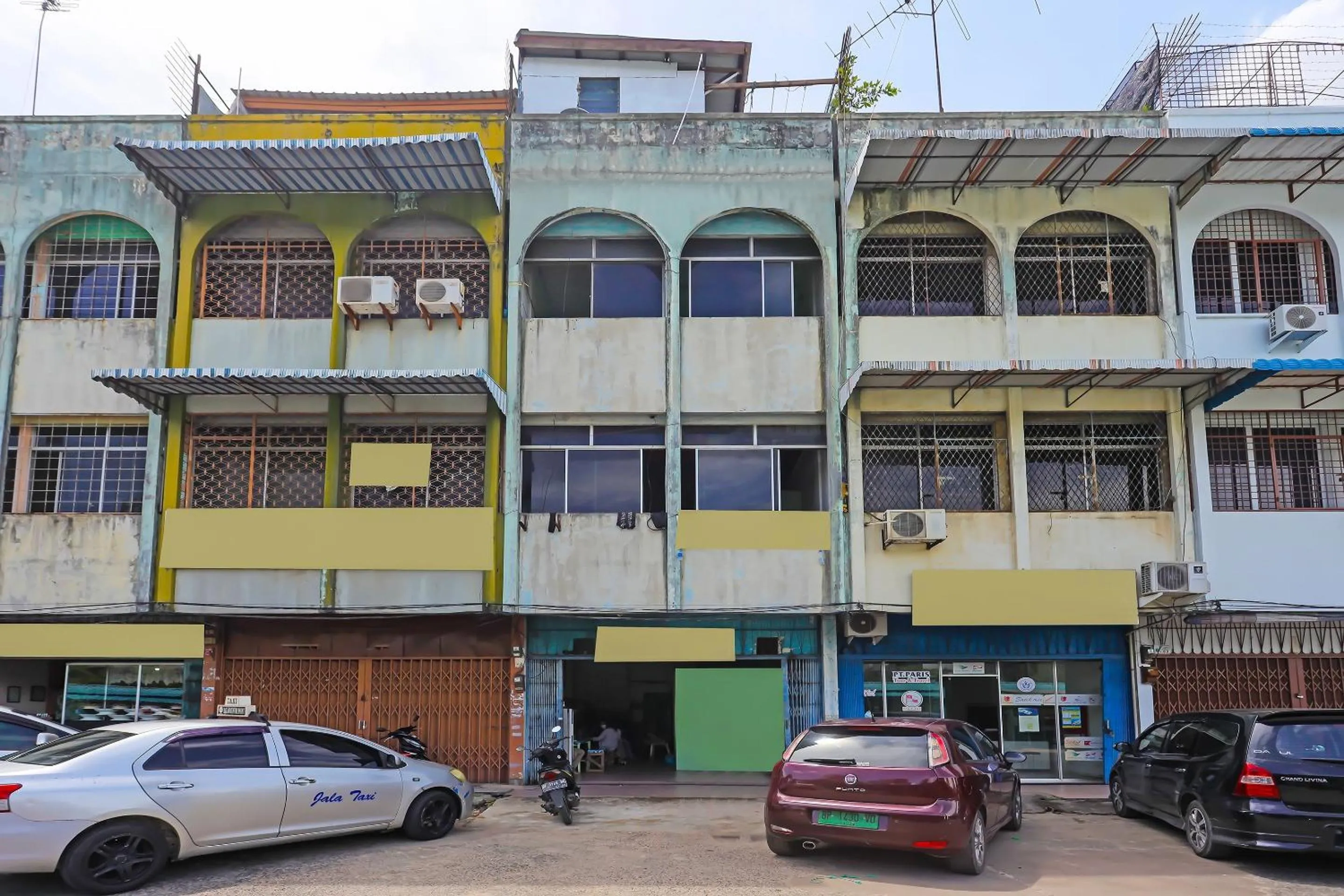 Facade/entrance in Hotel O Penginapan Pak DheNearMall Nagoya Hill