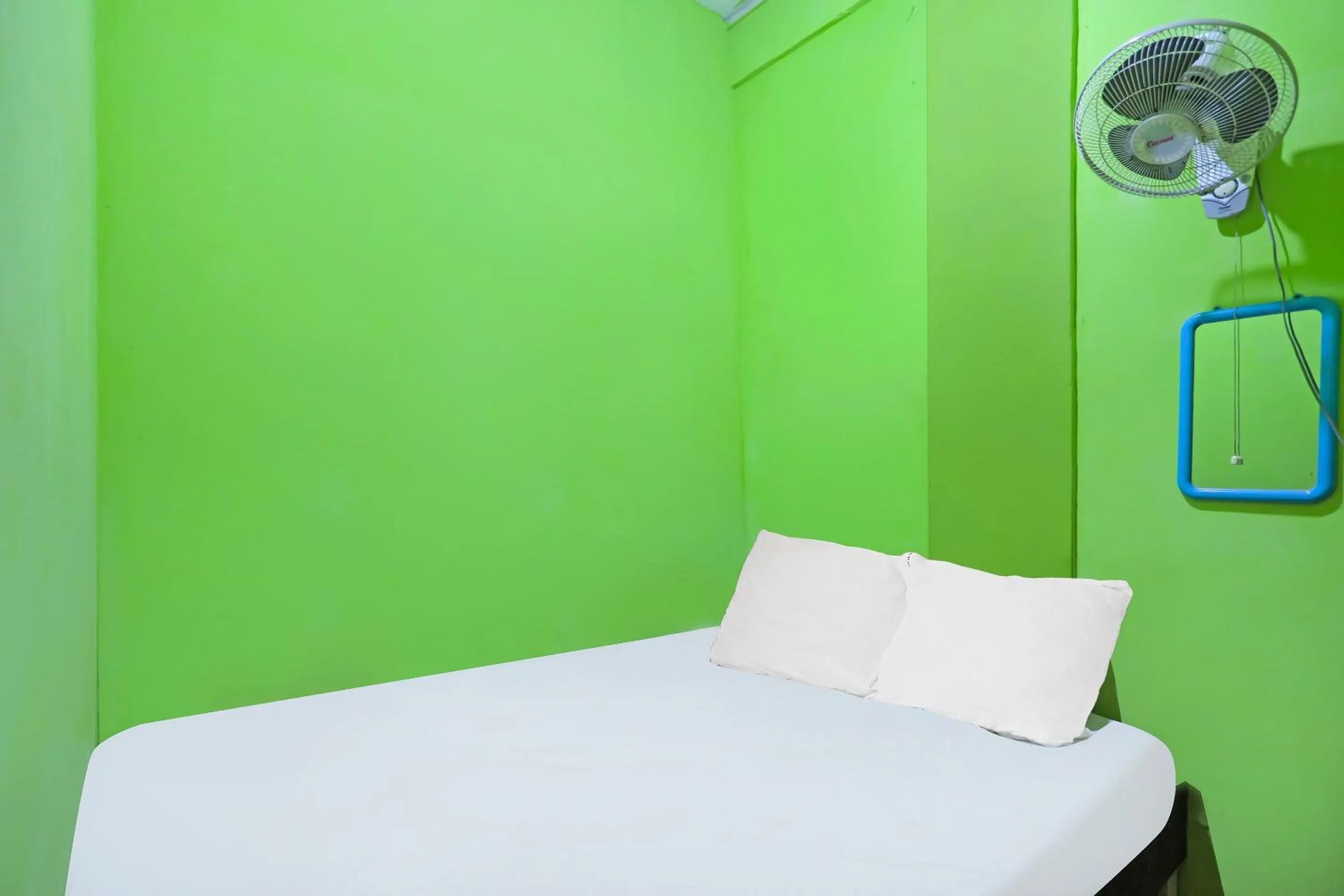 Bedroom, Bed in Hotel O Penginapan Pak DheNearMall Nagoya Hill