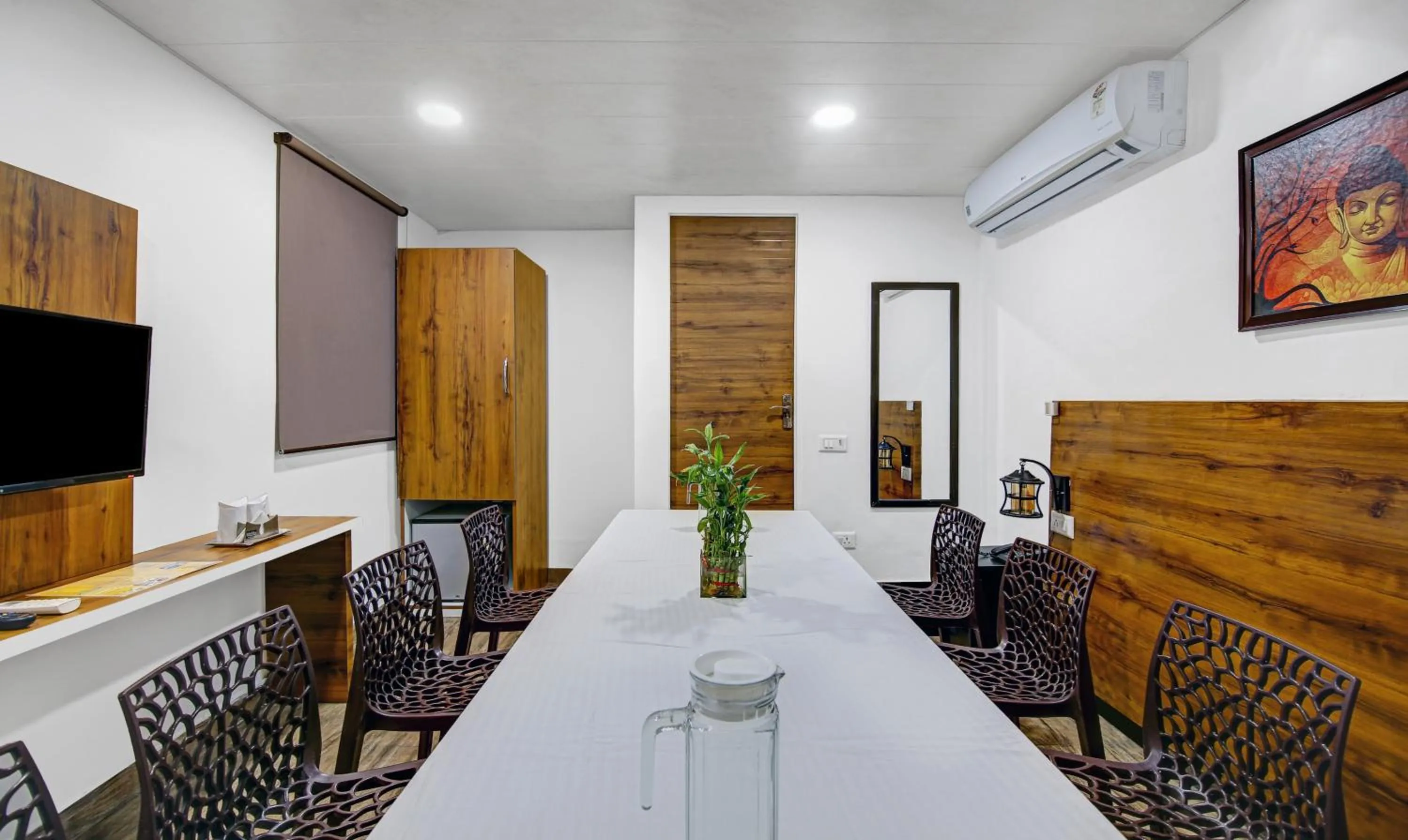 Restaurant/places to eat in Treebo Prime Elight