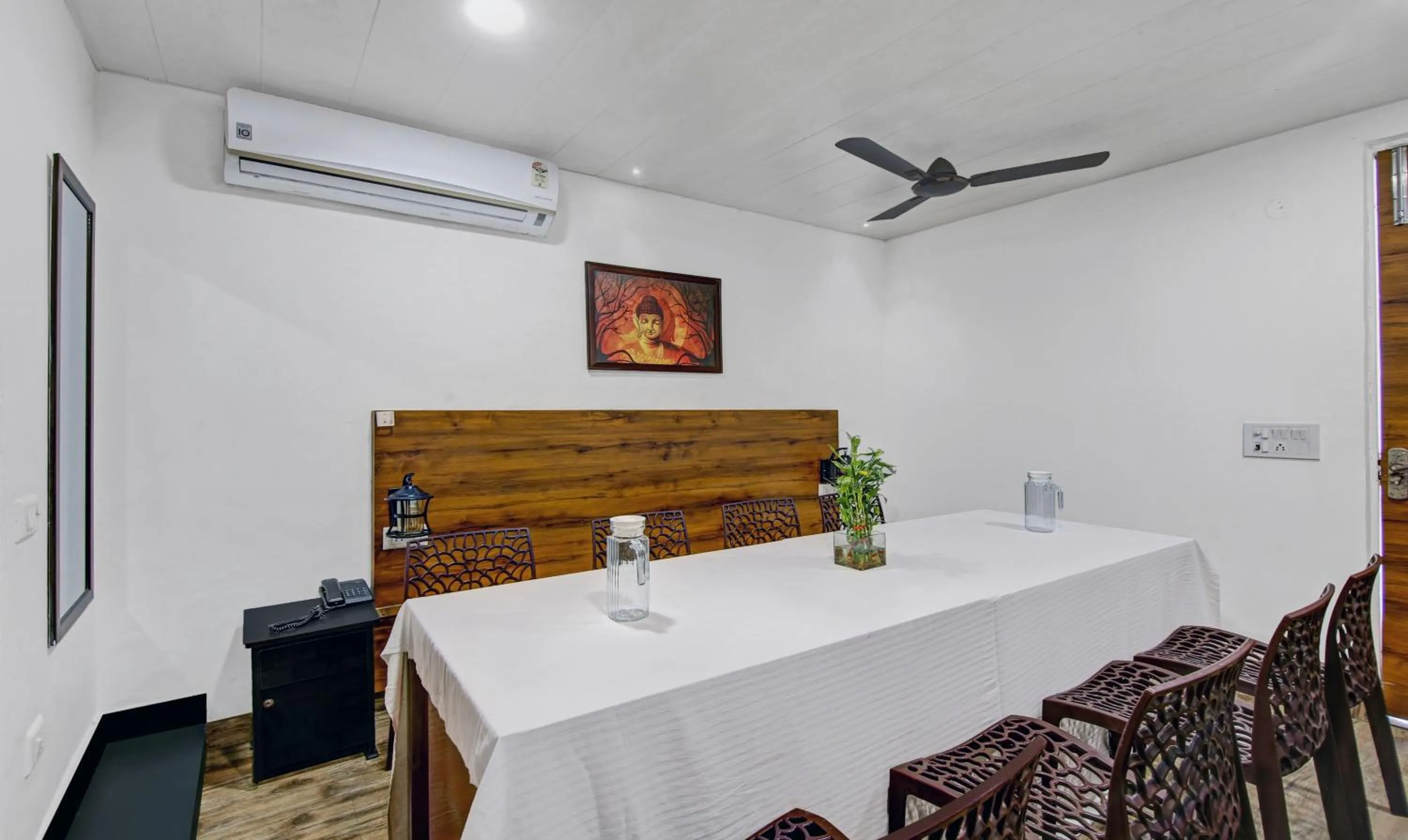 Restaurant/places to eat in Treebo Prime Elight