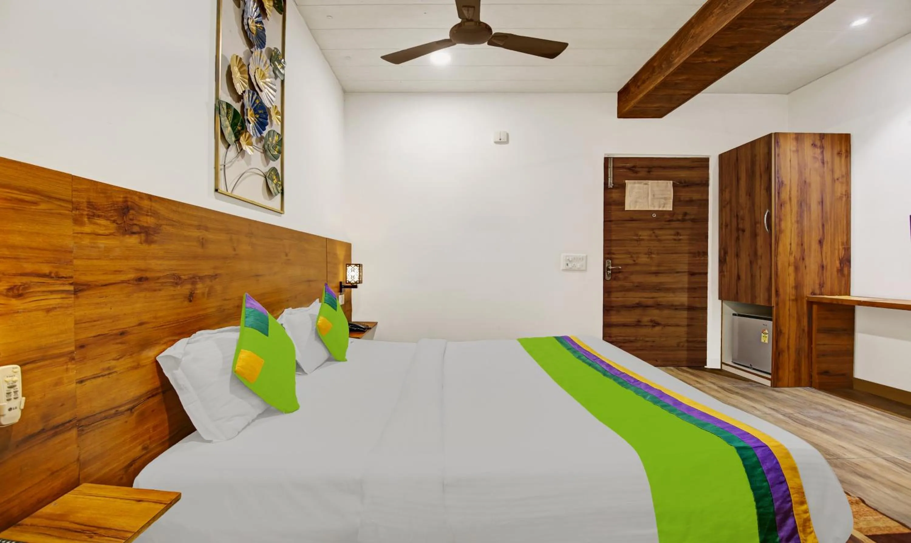 Bedroom, Bed in Treebo Prime Elight