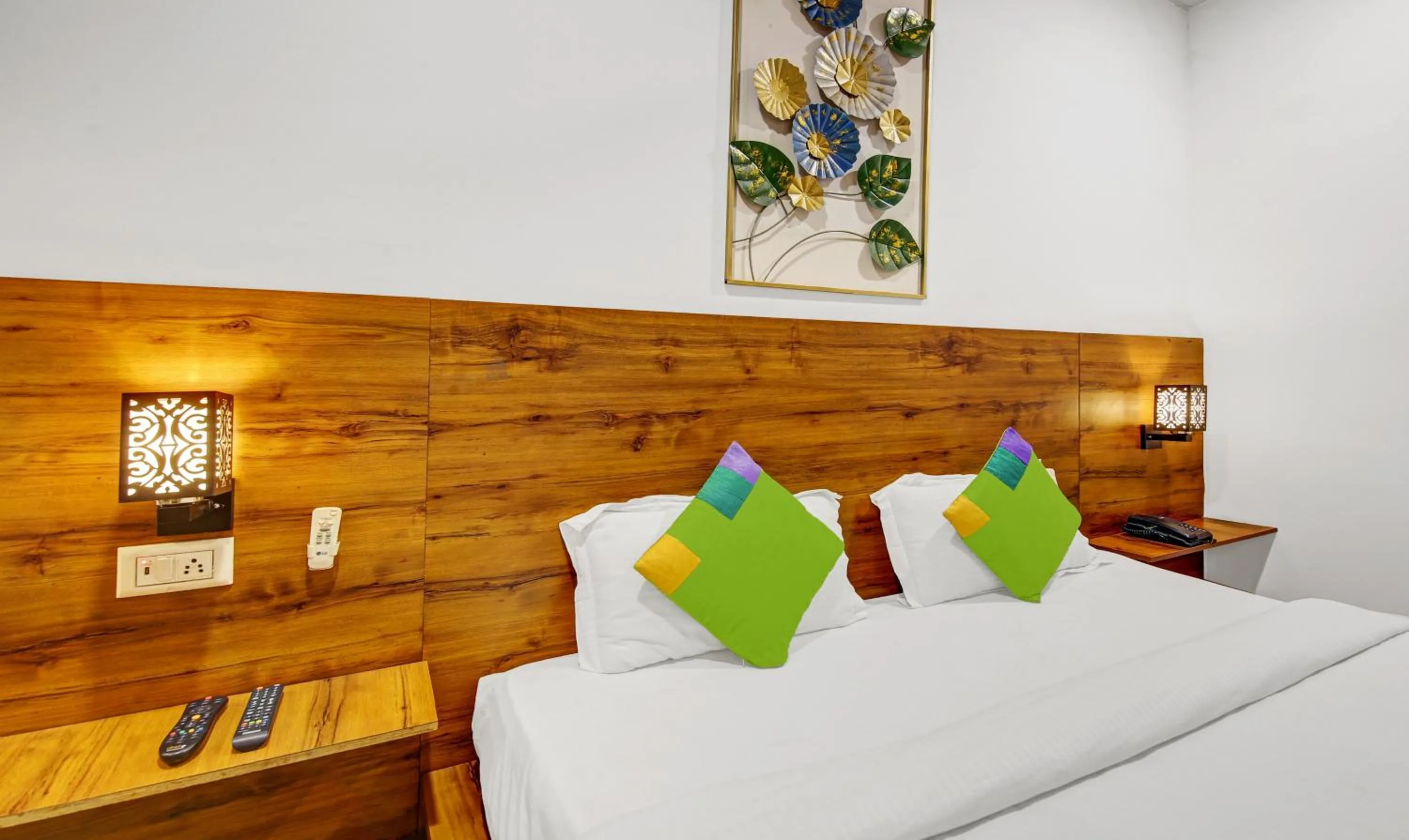 Bedroom, Bed in Treebo Prime Elight