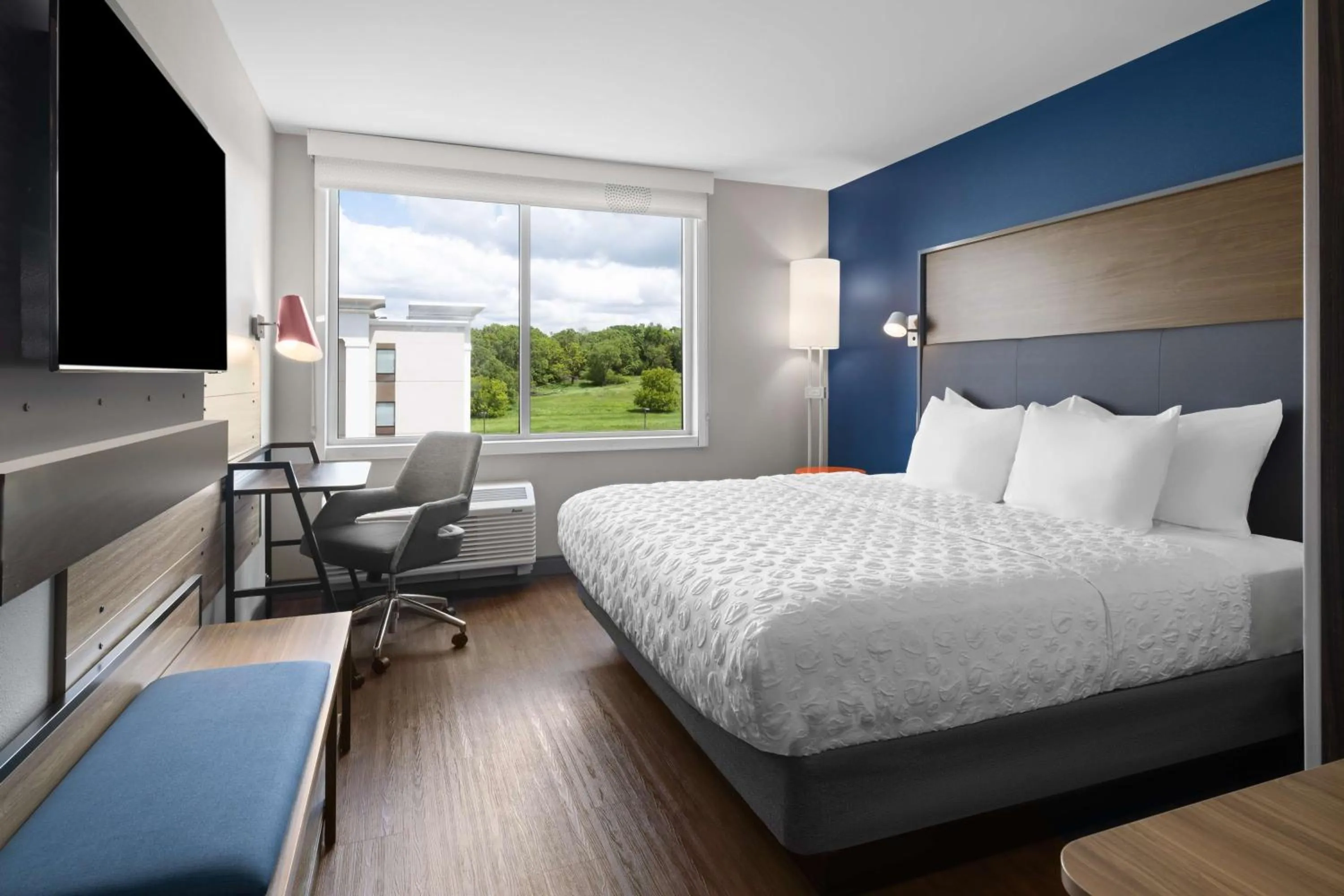 Bedroom, Bed in Tru By Hilton Wisconsin Dells