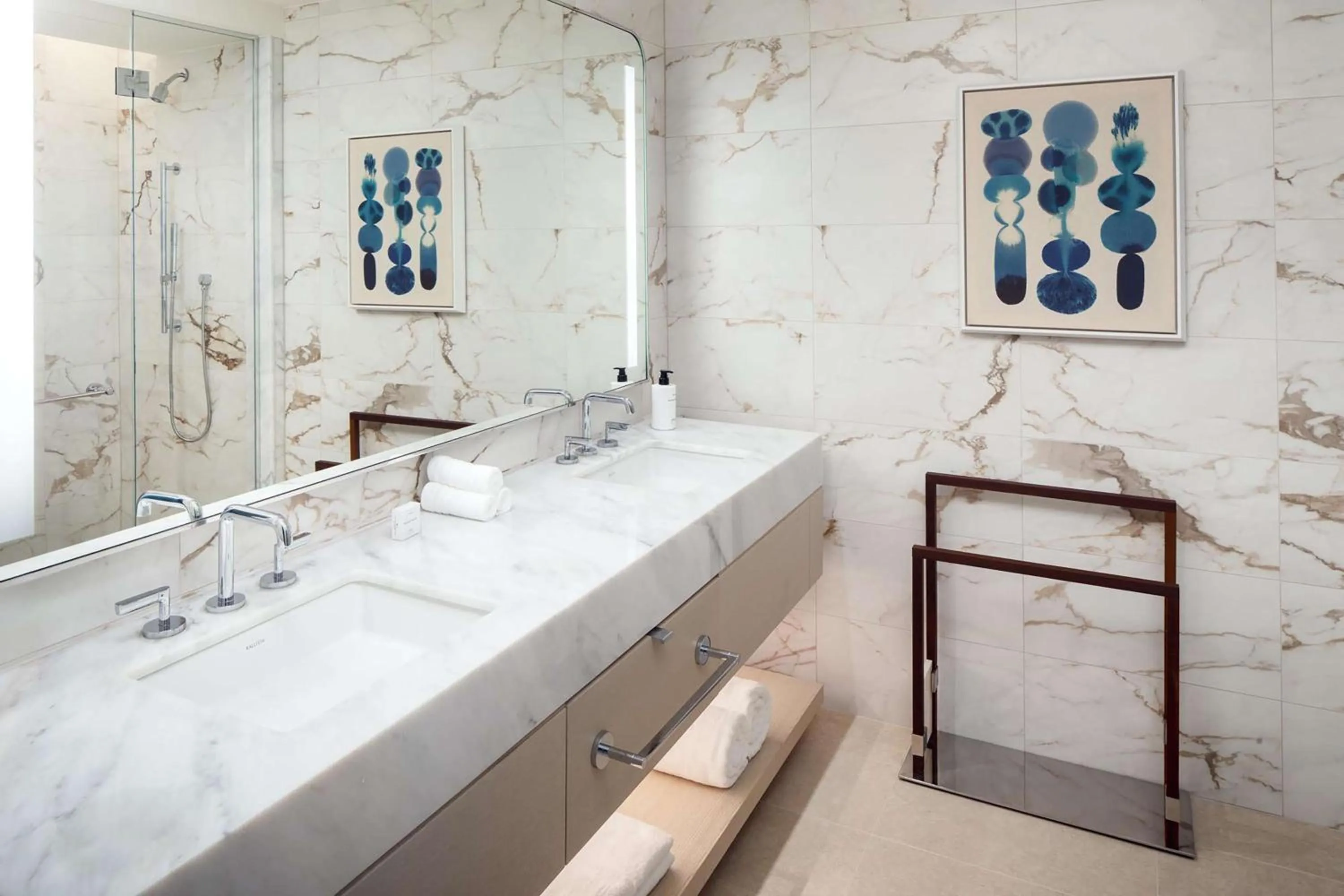 Bathroom, Bed in Conrad Orlando