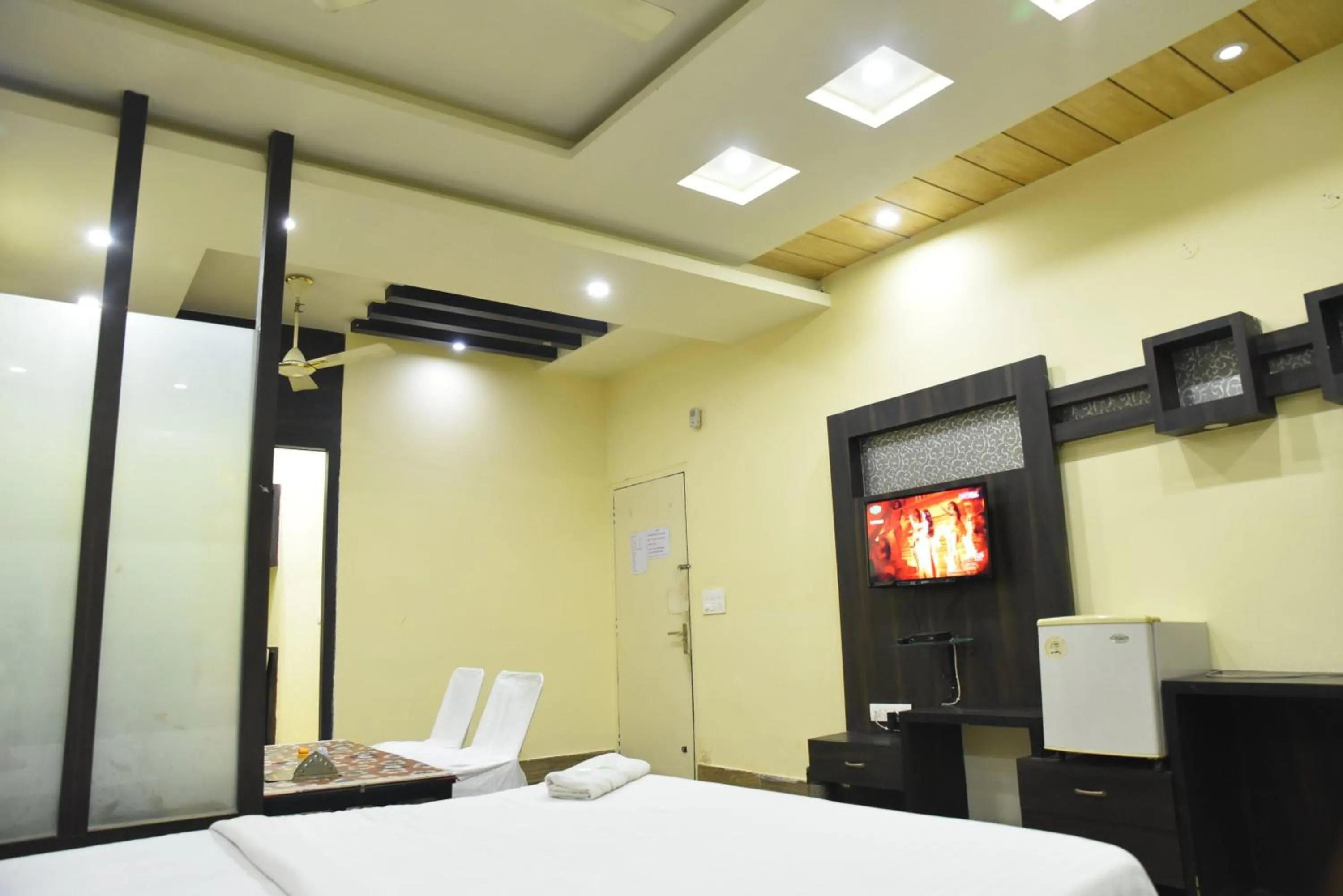 Communal lounge/ TV room, Bed in Hotel C-9