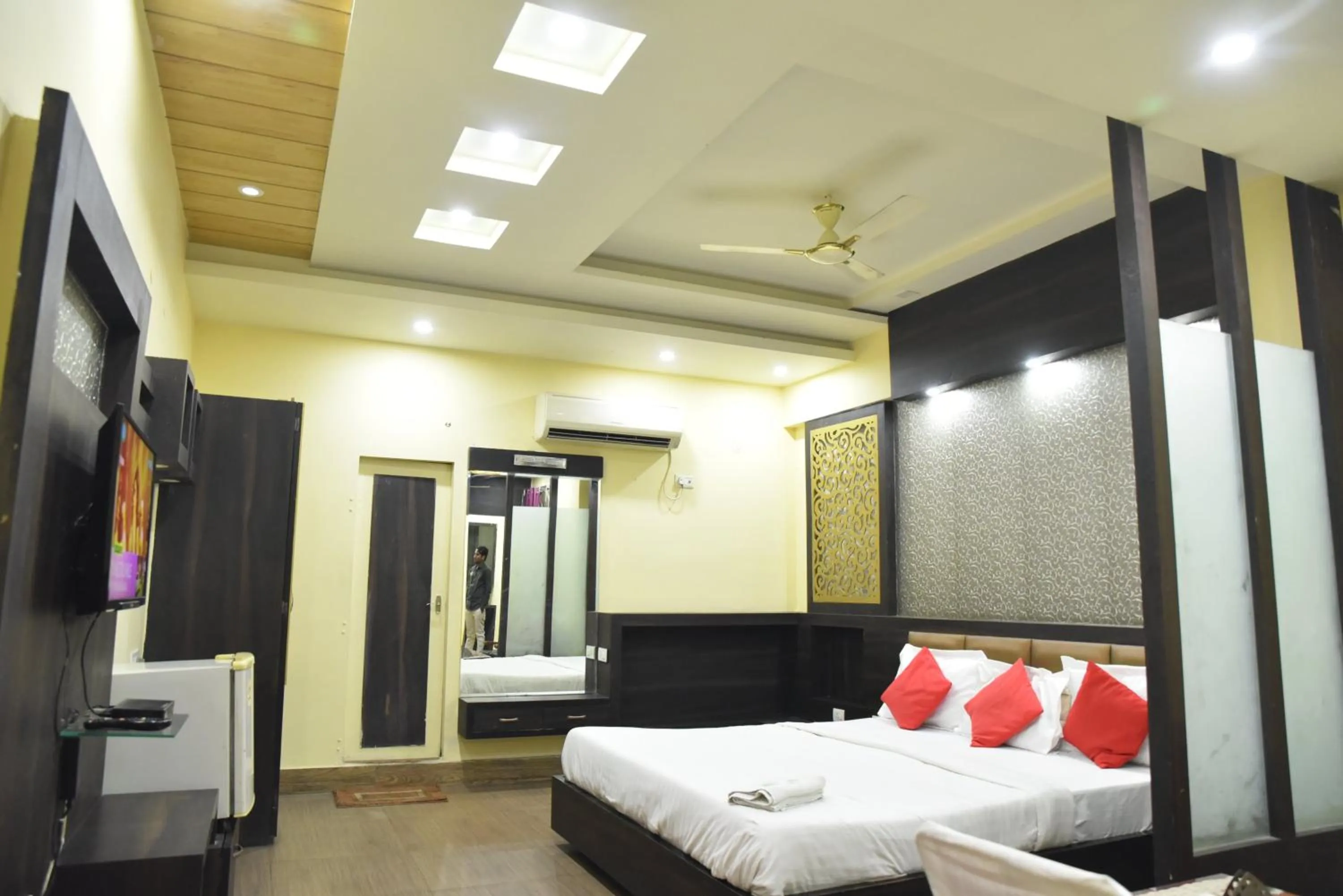 Communal lounge/ TV room, Bed in Hotel C-9