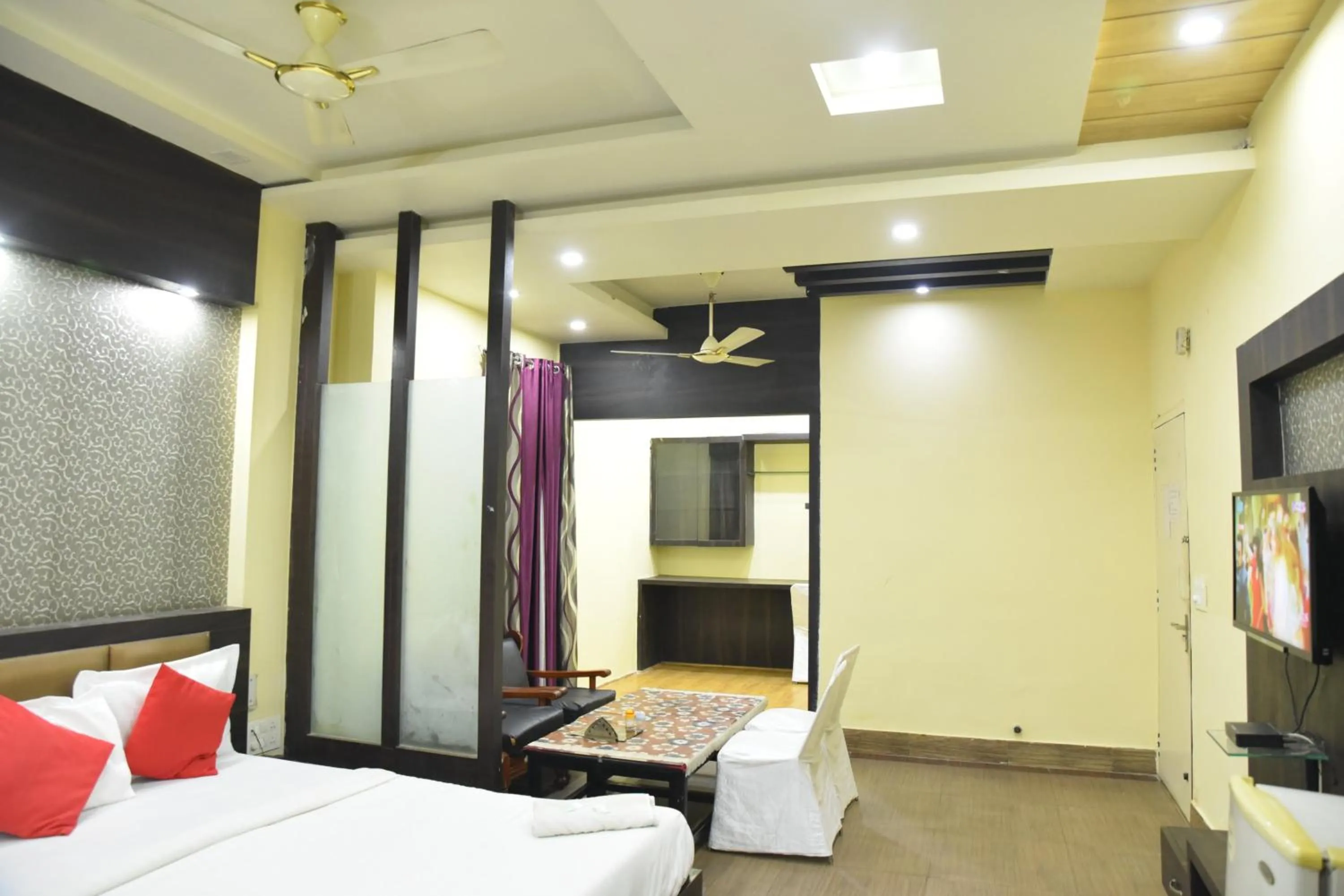 Communal lounge/ TV room, Bed in Hotel C-9