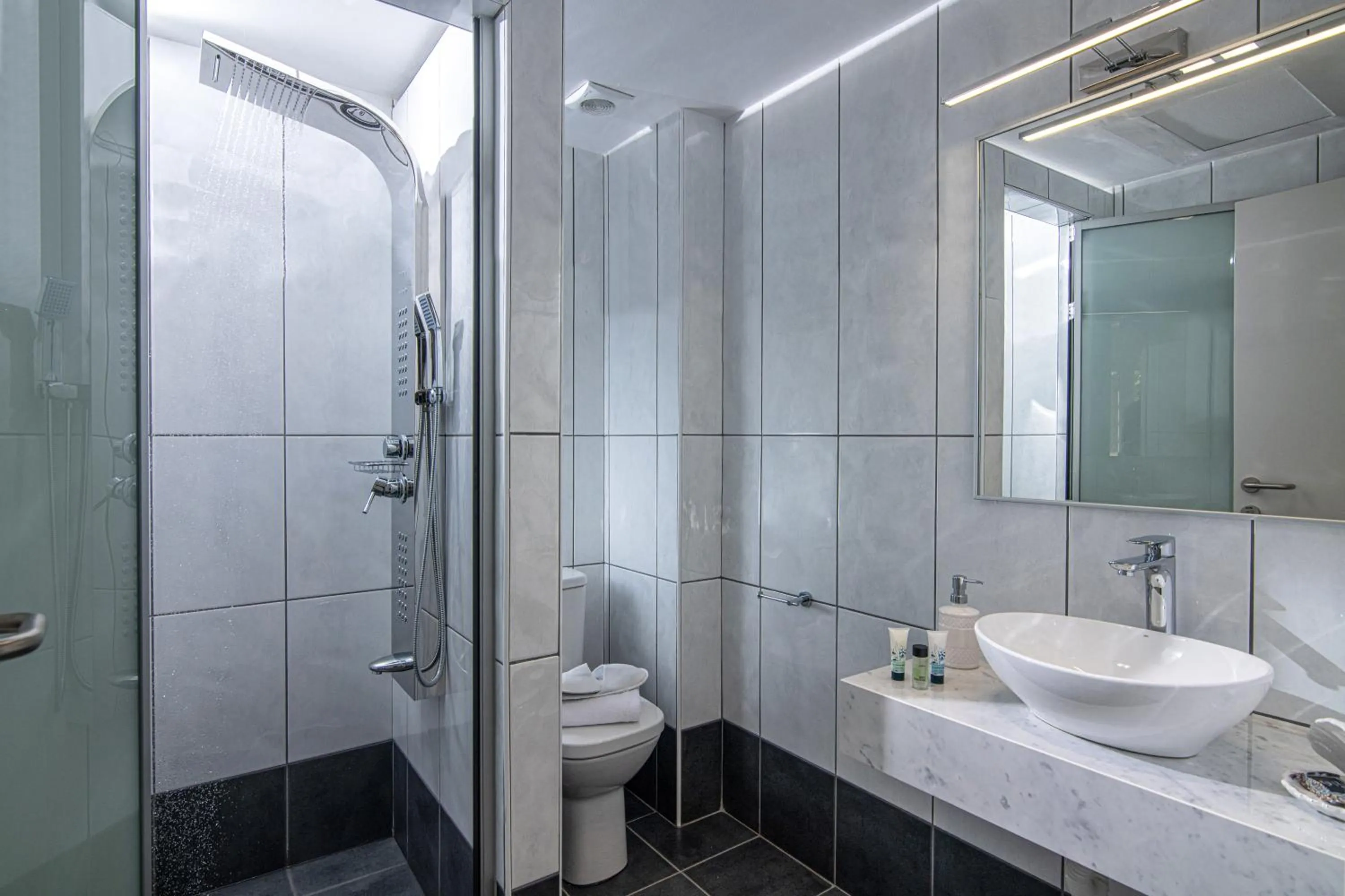 Shower in Filia Luxury Suites