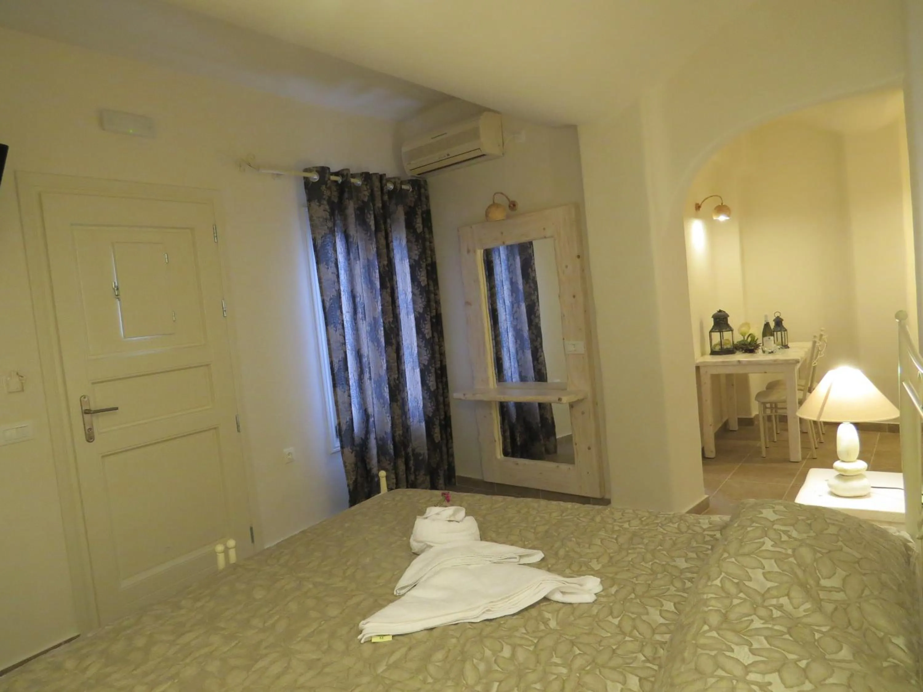 Bed in Villa Manos Hotel