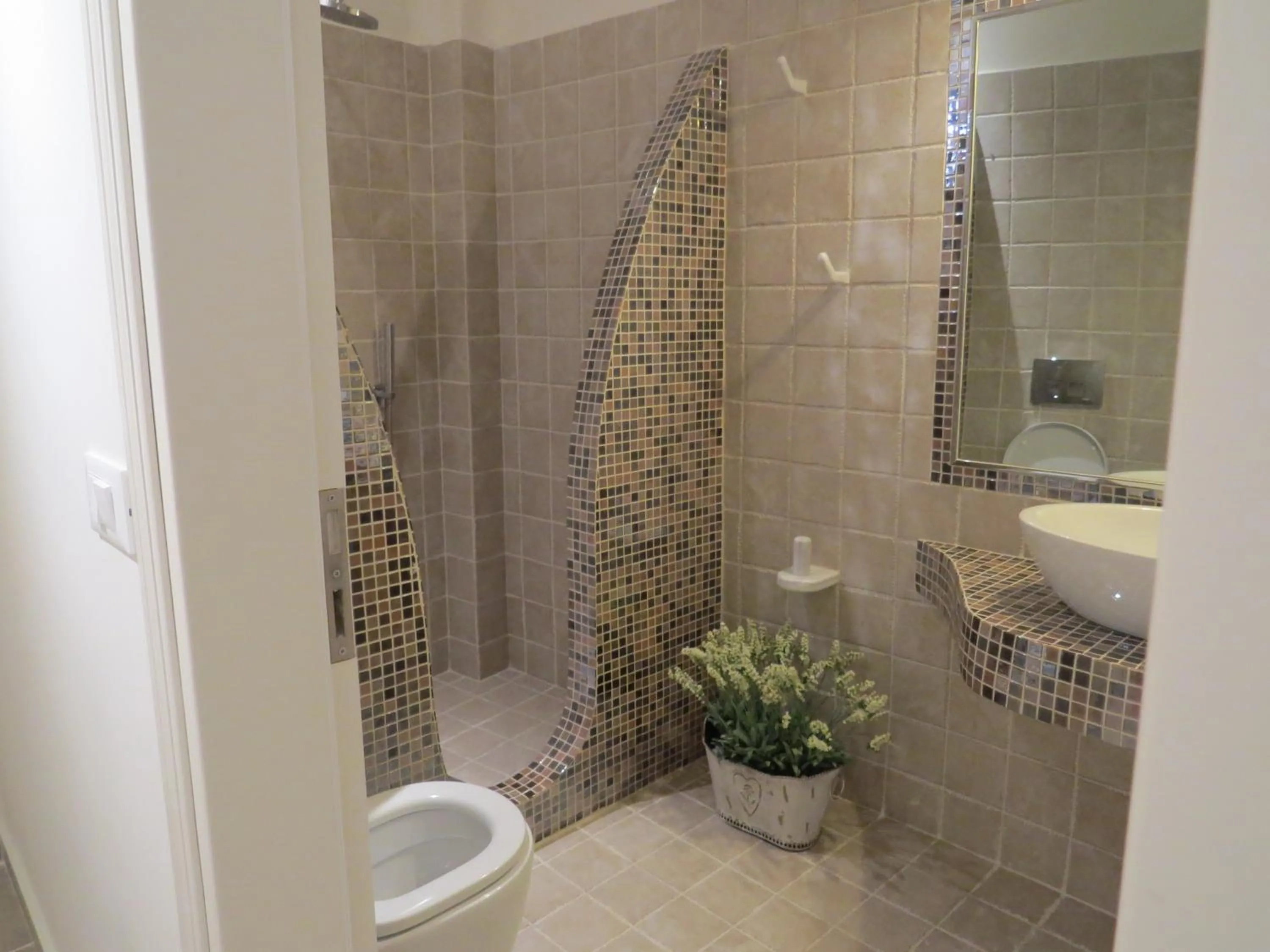 Shower in Villa Manos Hotel