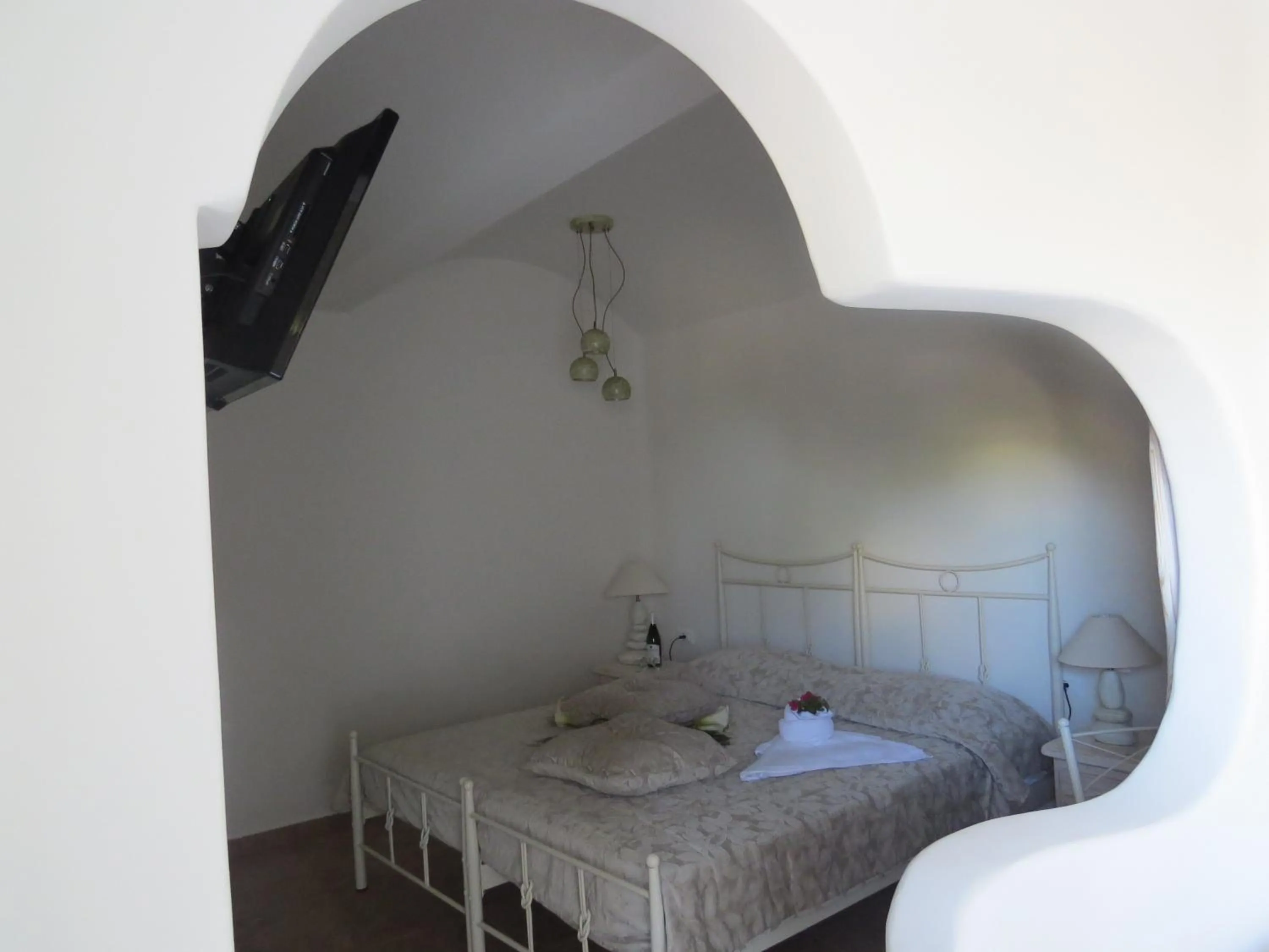 Bed in Villa Manos Hotel