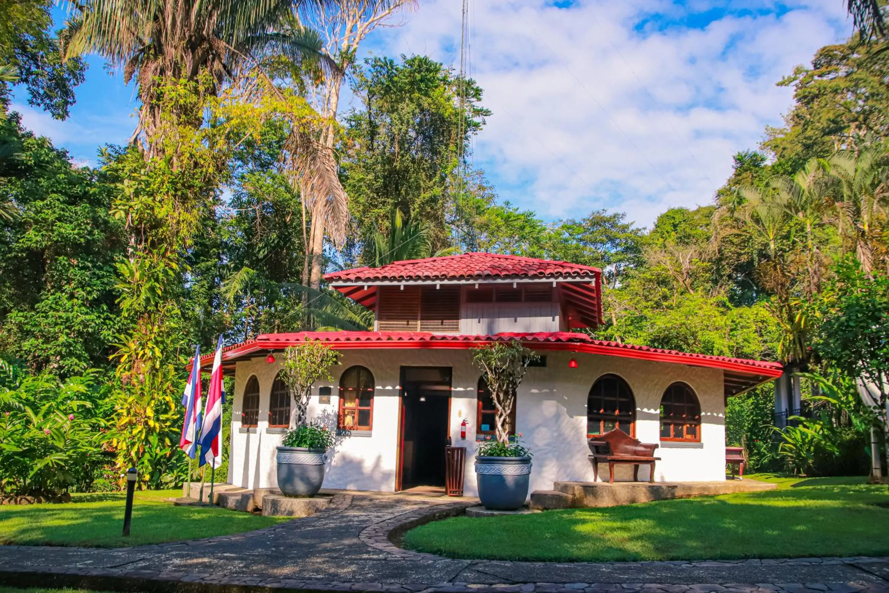 Property building in Corcovado Wilderness Lodge by SCP