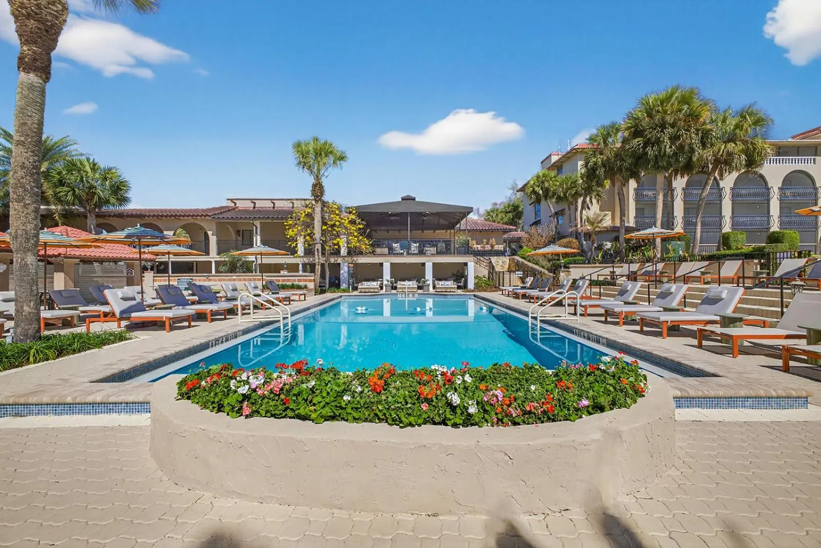 Swimming pool in Mission Resort and Club