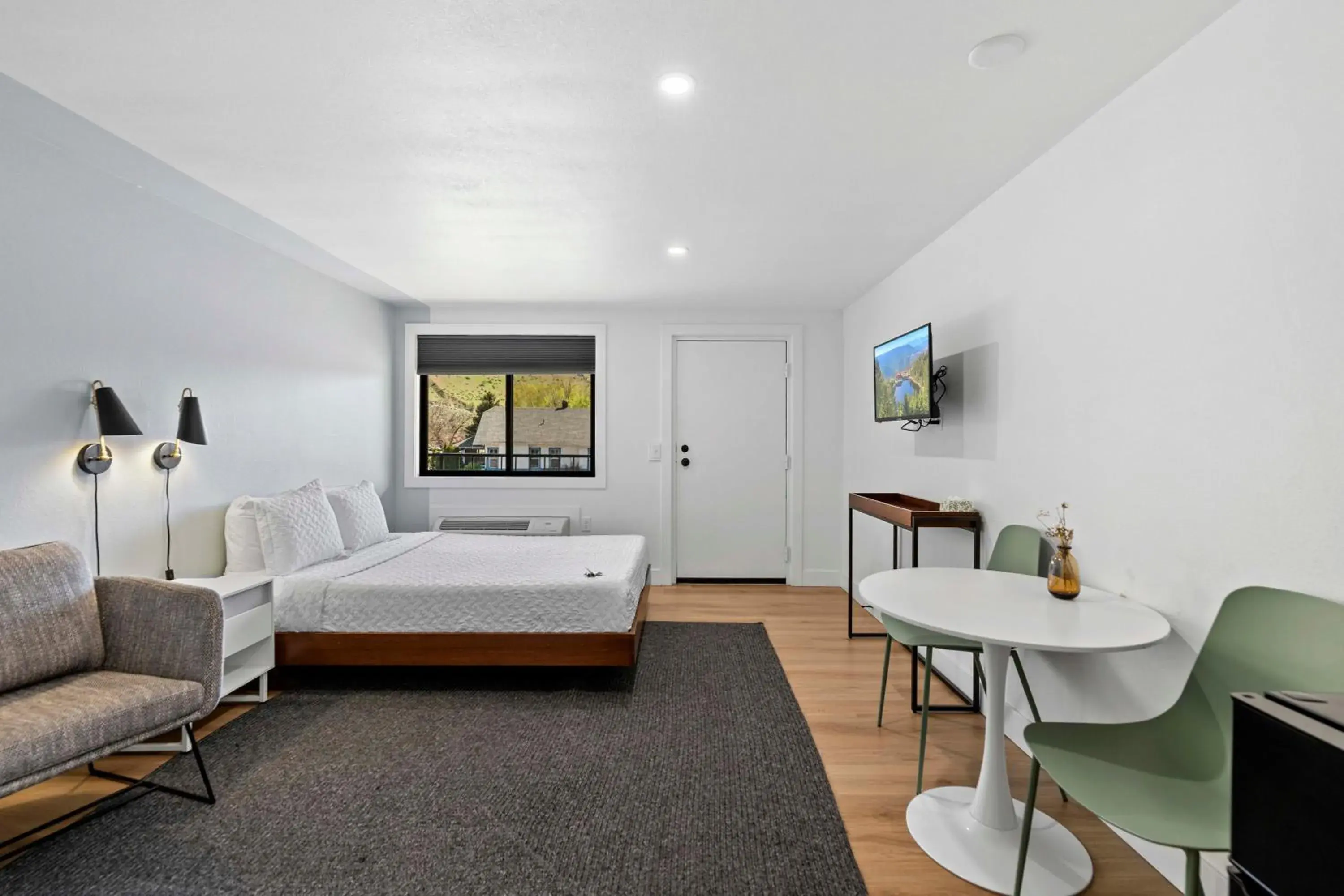 Deluxe Queen Room in Cashmere Inn Deluxe Queen Room in Cashmere Inn