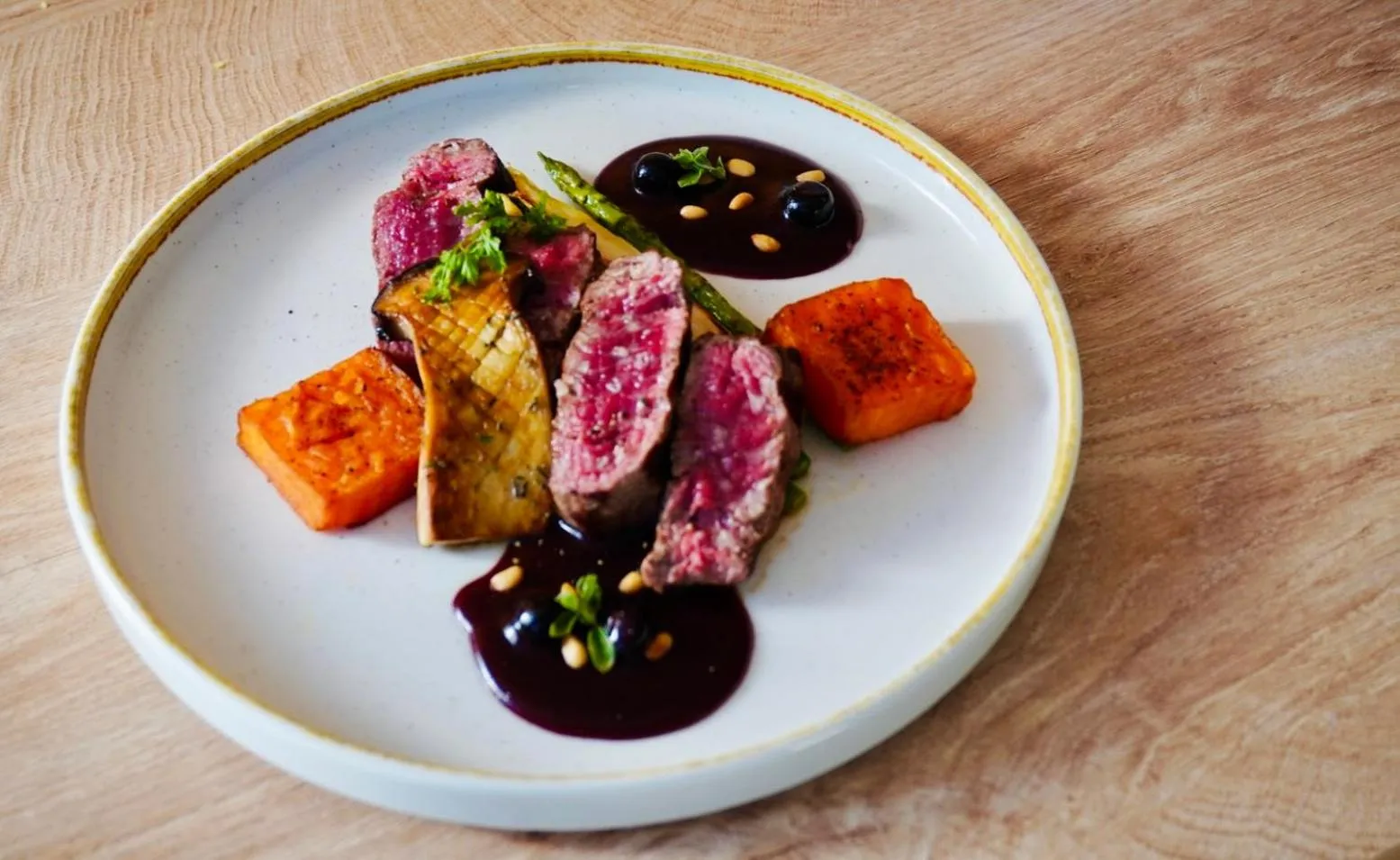 Restaurant/places to eat in Hotel London