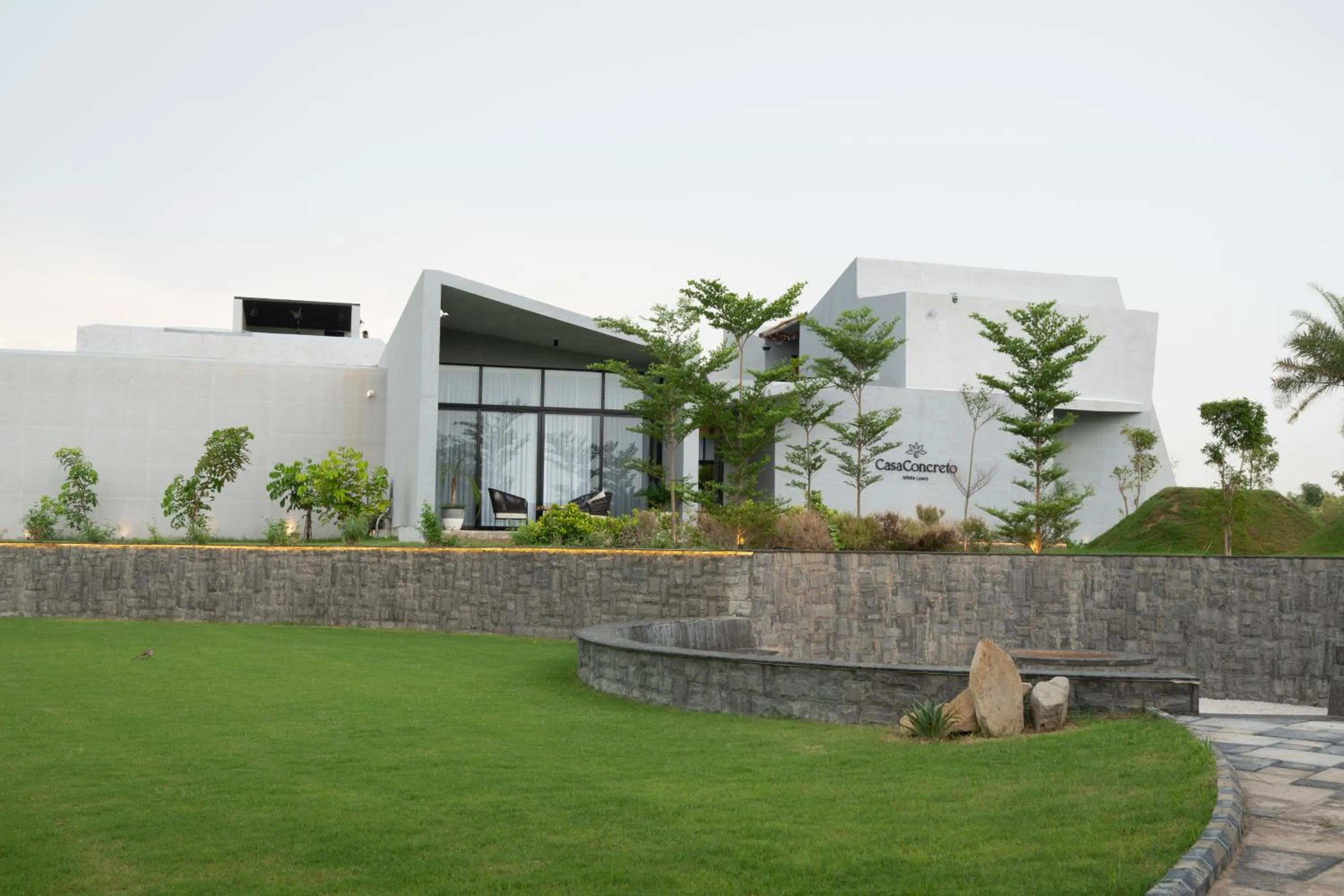 Garden in Casa Concreto- 5-Bedroom Luxury Villa with all weather Pool