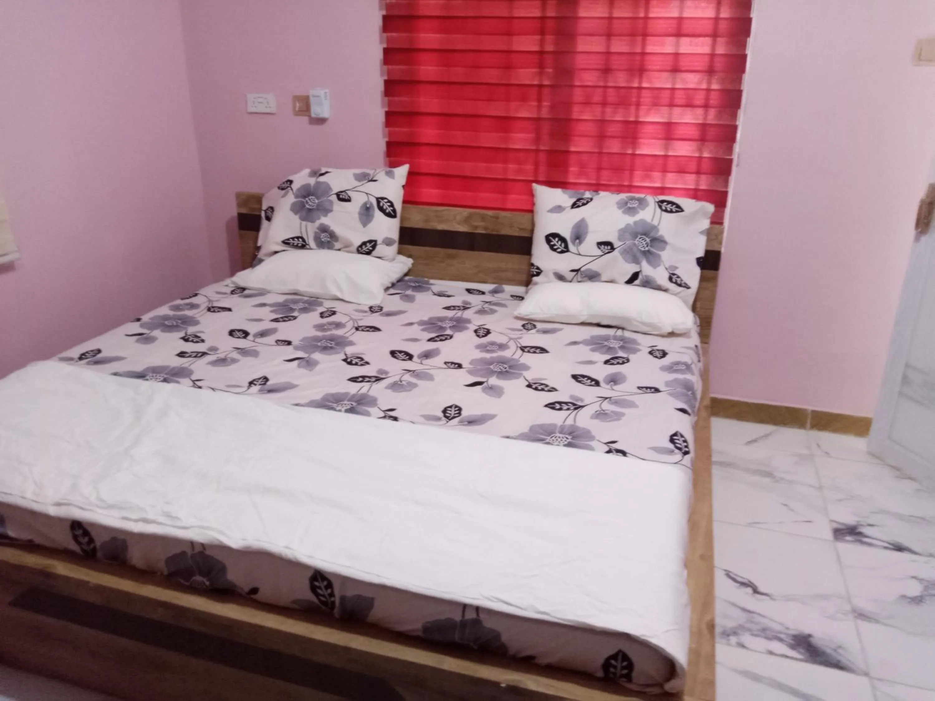 Bed in Dexxy's Palace Hotel