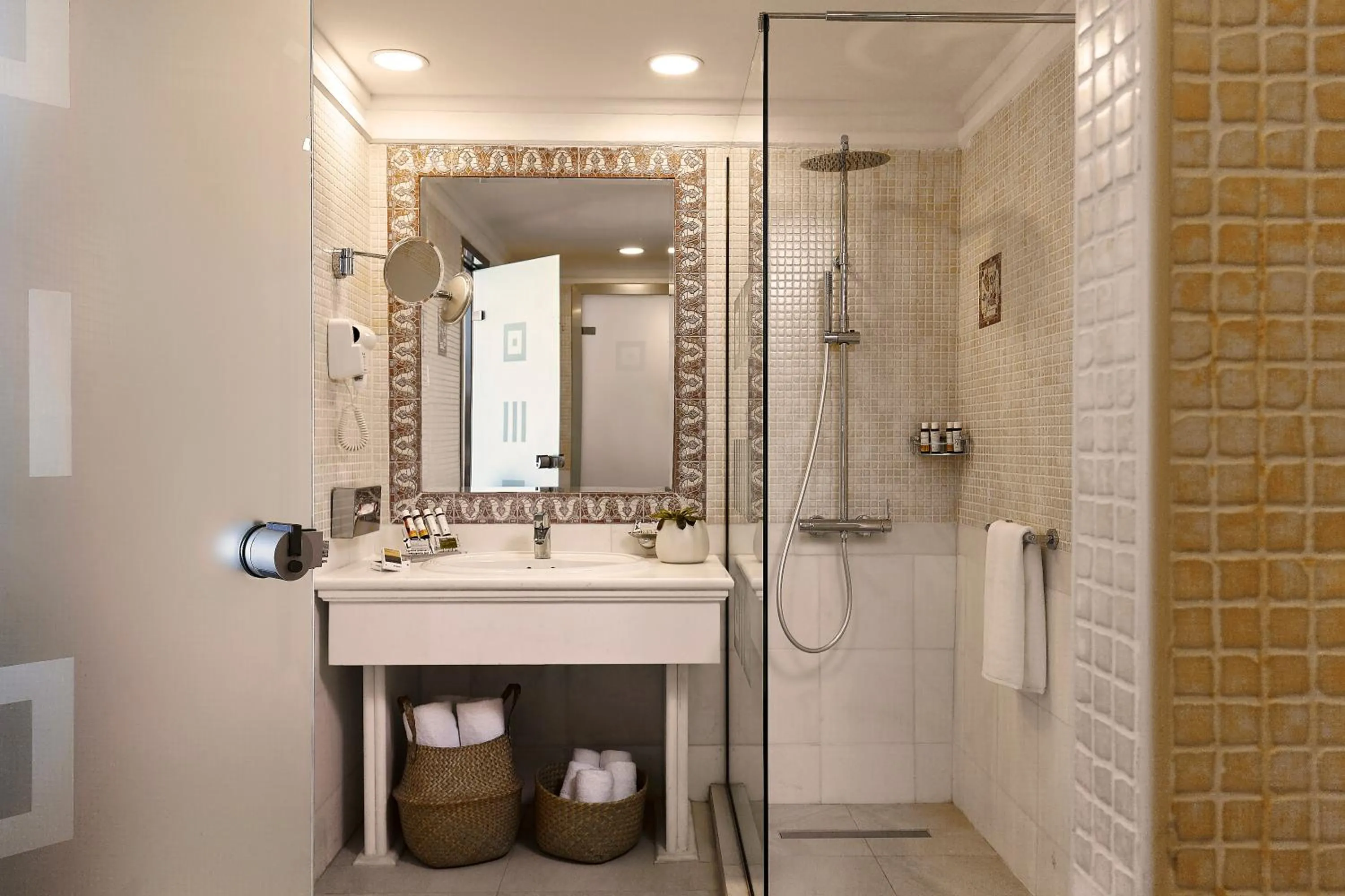 Bathroom in Knossos Royal