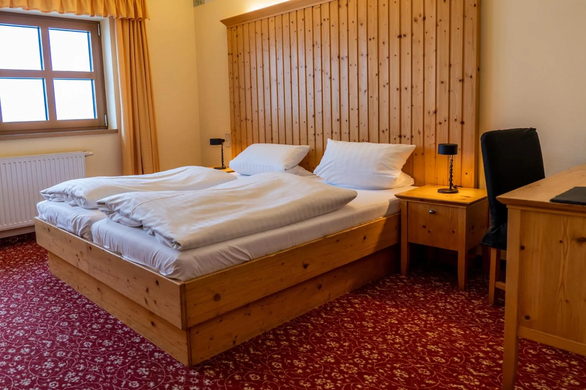 Bed in Hotel Fichtelberghaus - ganz oben im Erzgebirge
