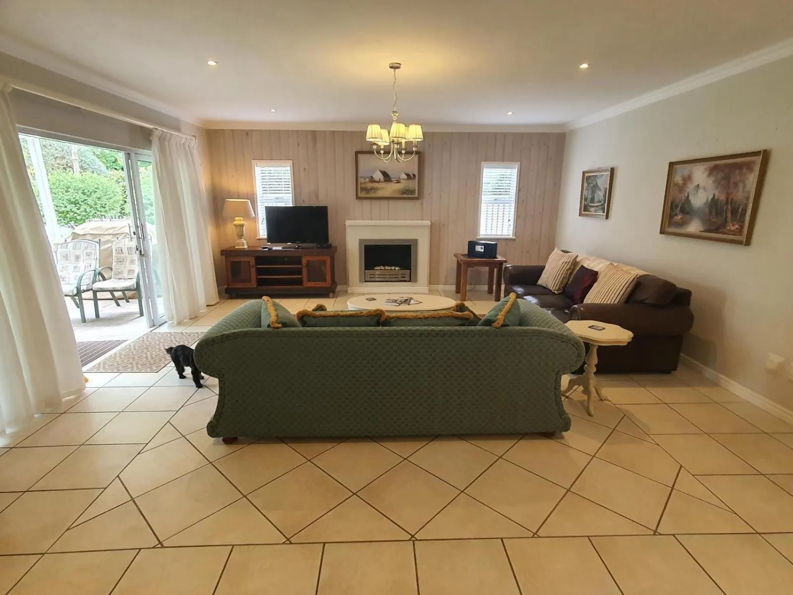 Communal lounge/ TV room in Knysna Self-catering Holiday Home