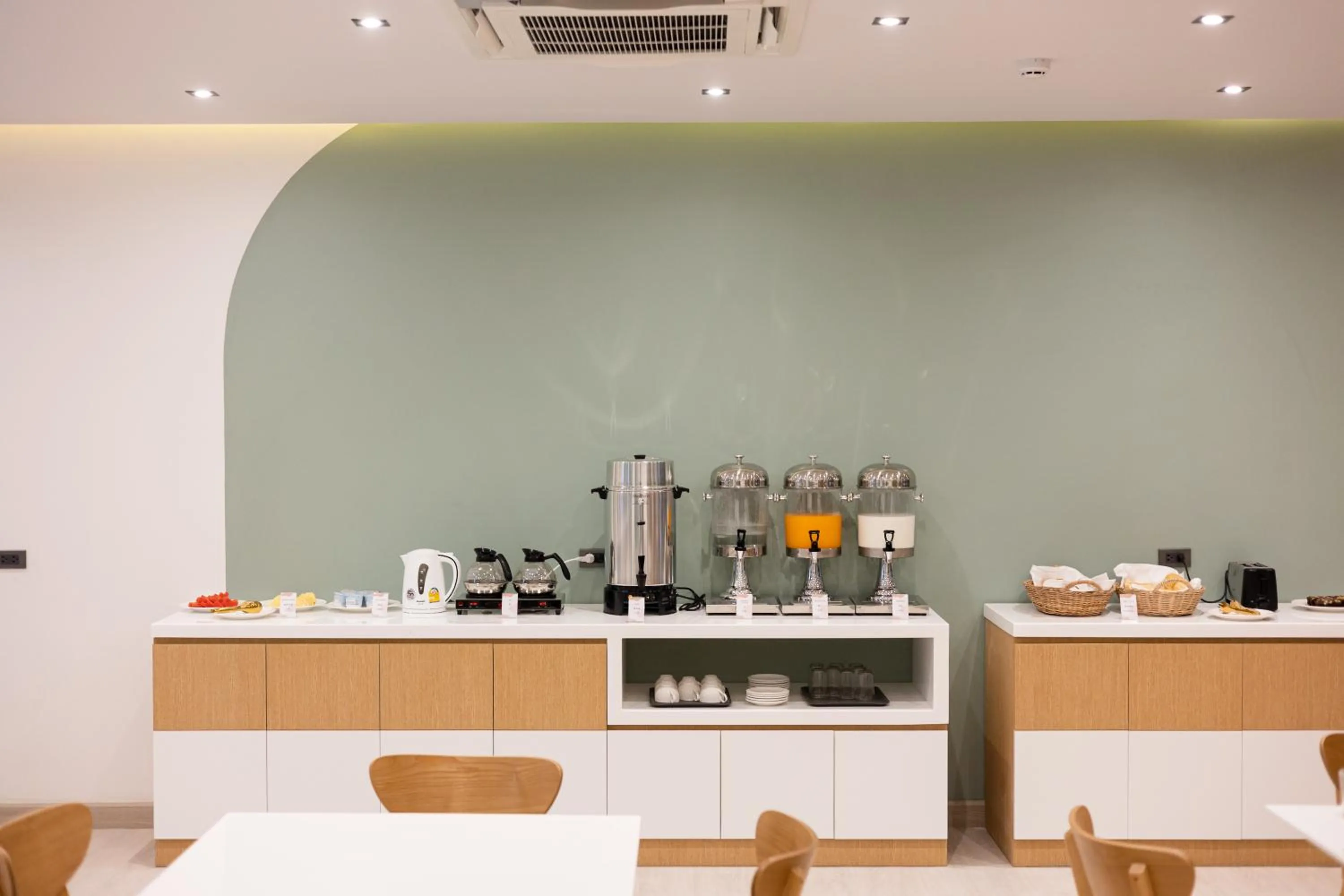 Restaurant/places to eat in Pure Eleven Hotel Bangkok