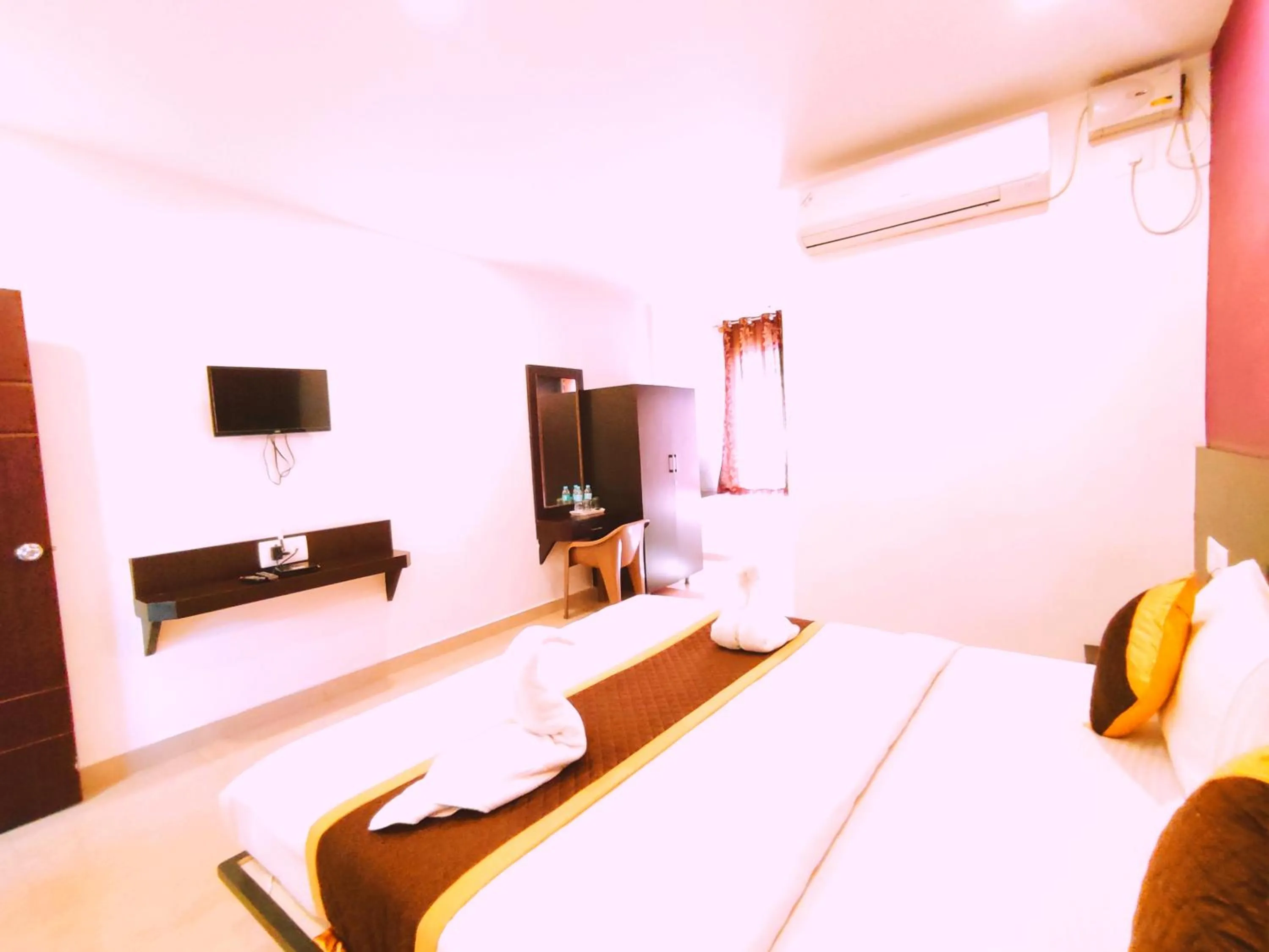 wardrobe, Bed in Yuvraj Galaxy Inn