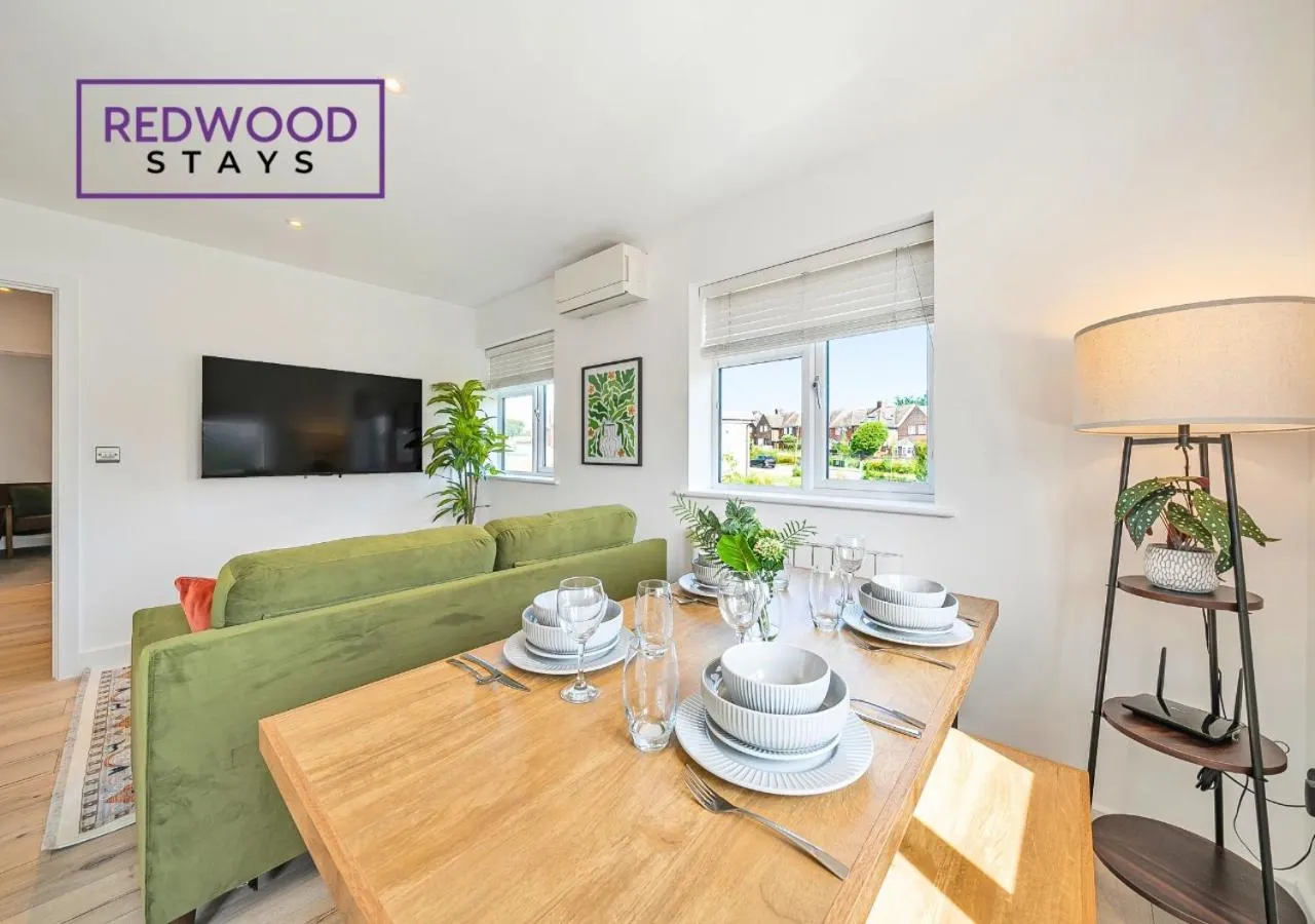 TV and multimedia in Modern Serviced Apartments For Contractors & Families with Free Parking, WiFi & Netflix By Redwood Stays