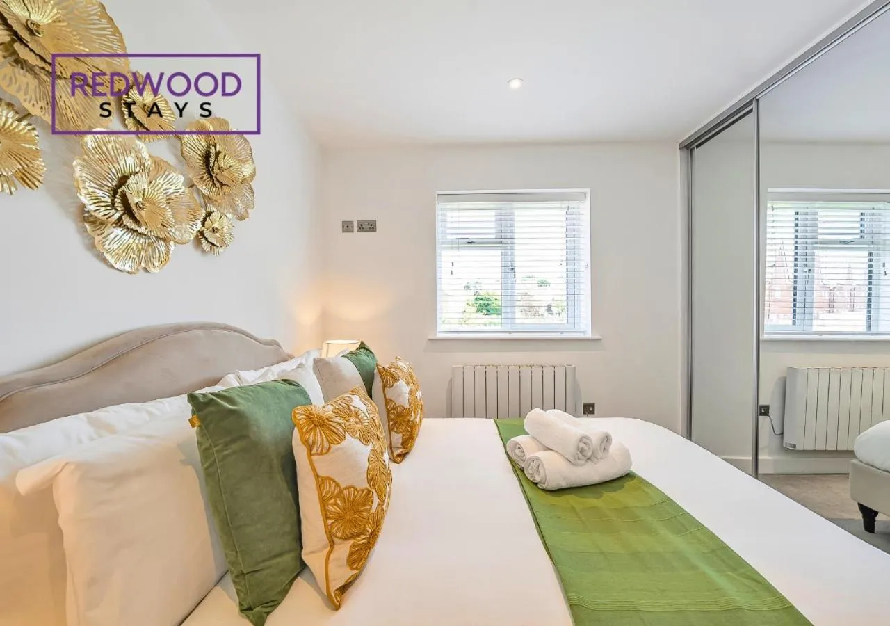 Living room, Bed in Modern Serviced Apartments For Contractors & Families with Free Parking, WiFi & Netflix By Redwood Stays