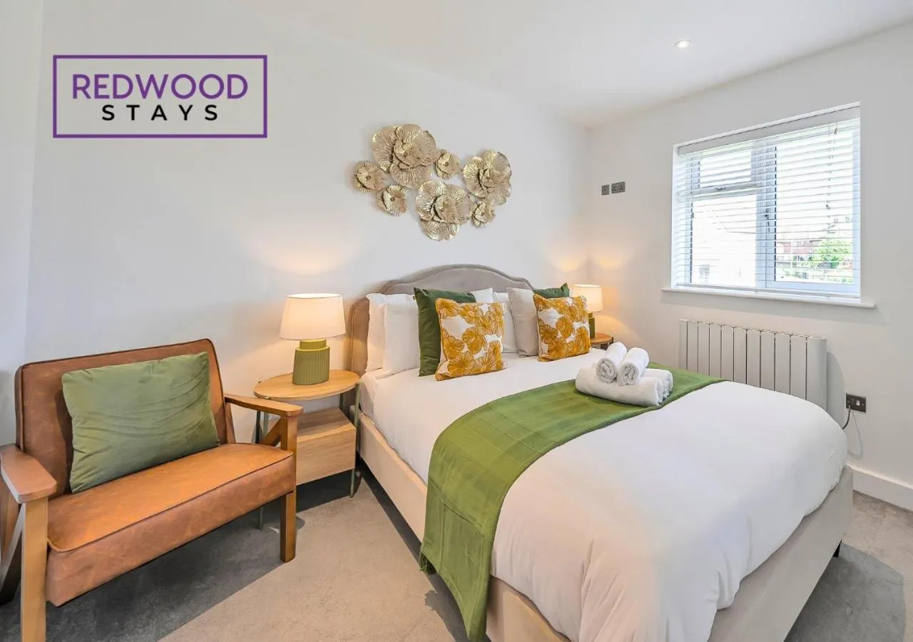 Bedroom, Bed in Modern Serviced Apartments For Contractors & Families with Free Parking, WiFi & Netflix By Redwood Stays