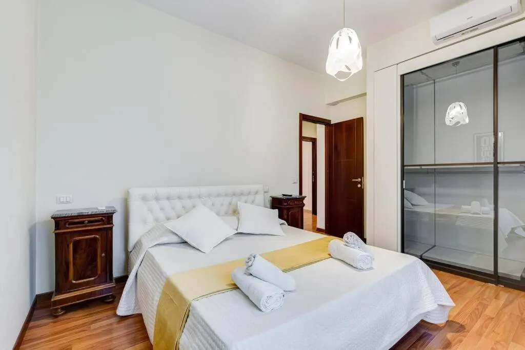 Bed in Exclusive Apartment in Eur Lake