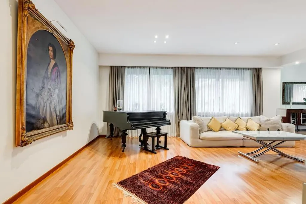 Exclusive Apartment in Eur Lake