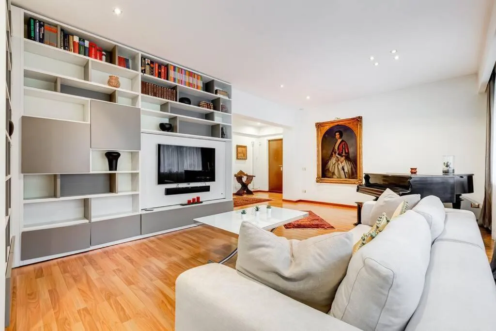 Exclusive Apartment in Eur Lake