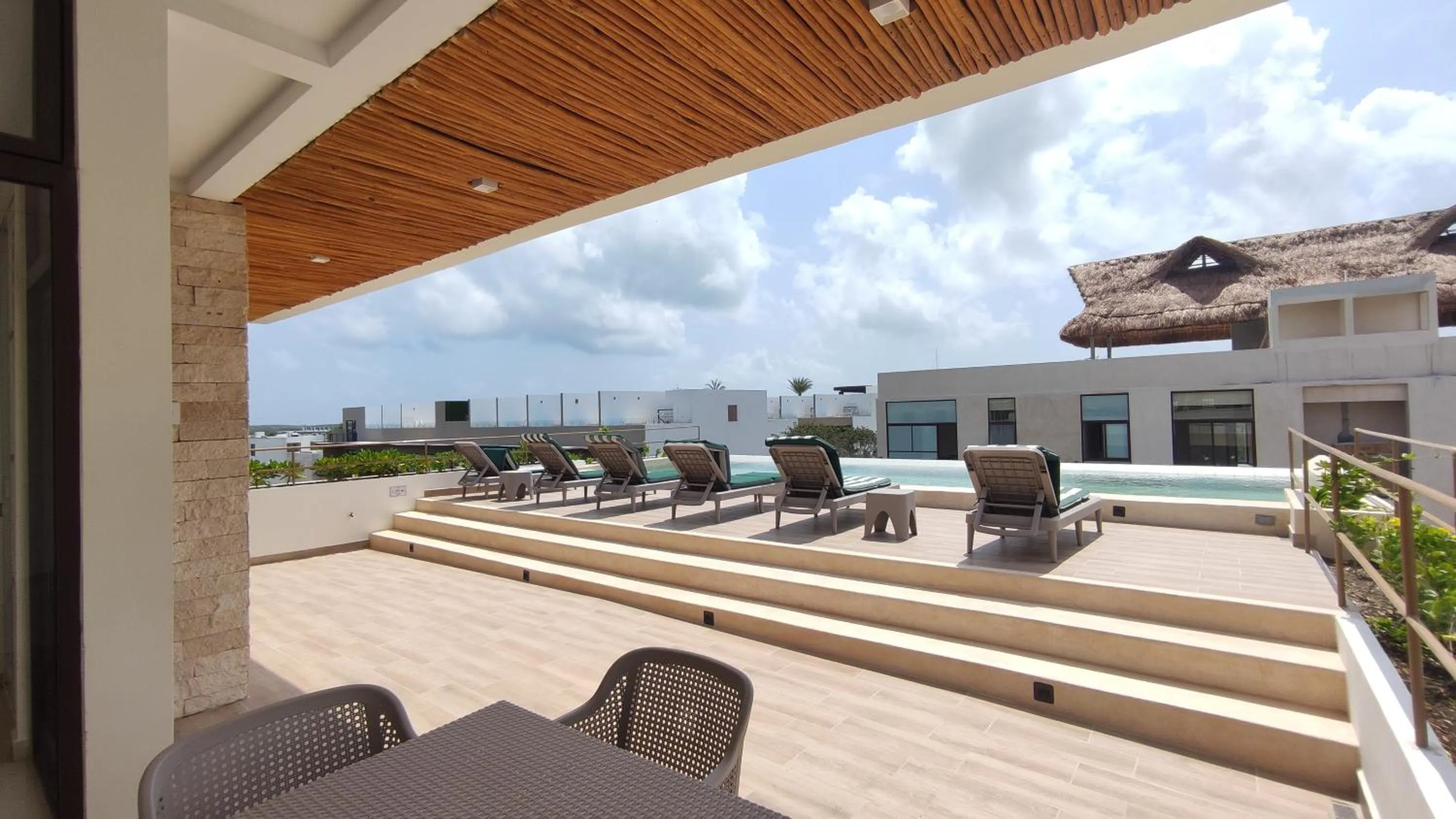 Swimming pool in Gama 09 Apartments